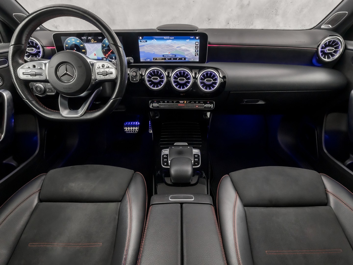 Mercedes-Benz A-Klasse 250 AMG Sport 224Pk Automaat (PANORAMADAK, MEMORY SEATS, 360 CAMERA, BURMESTER, GROOT NAVI, SFEERVERLICHTING, WIDESCREEN, ADAPTIVE CRUISE, NIEUWSTAAT)
