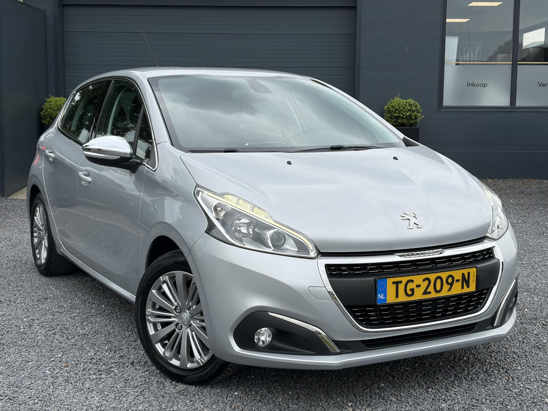 Peugeot 208 1.2 PureTech Blue Lease Executive ✓Dealer Onderhouden✓2e Eigenaar✓Navi✓Carplay✓Clima✓Cruise✓Pdc✓5 Deurs✓16'' Lm velgen✓N.A.P✓Apk tot 09-2027