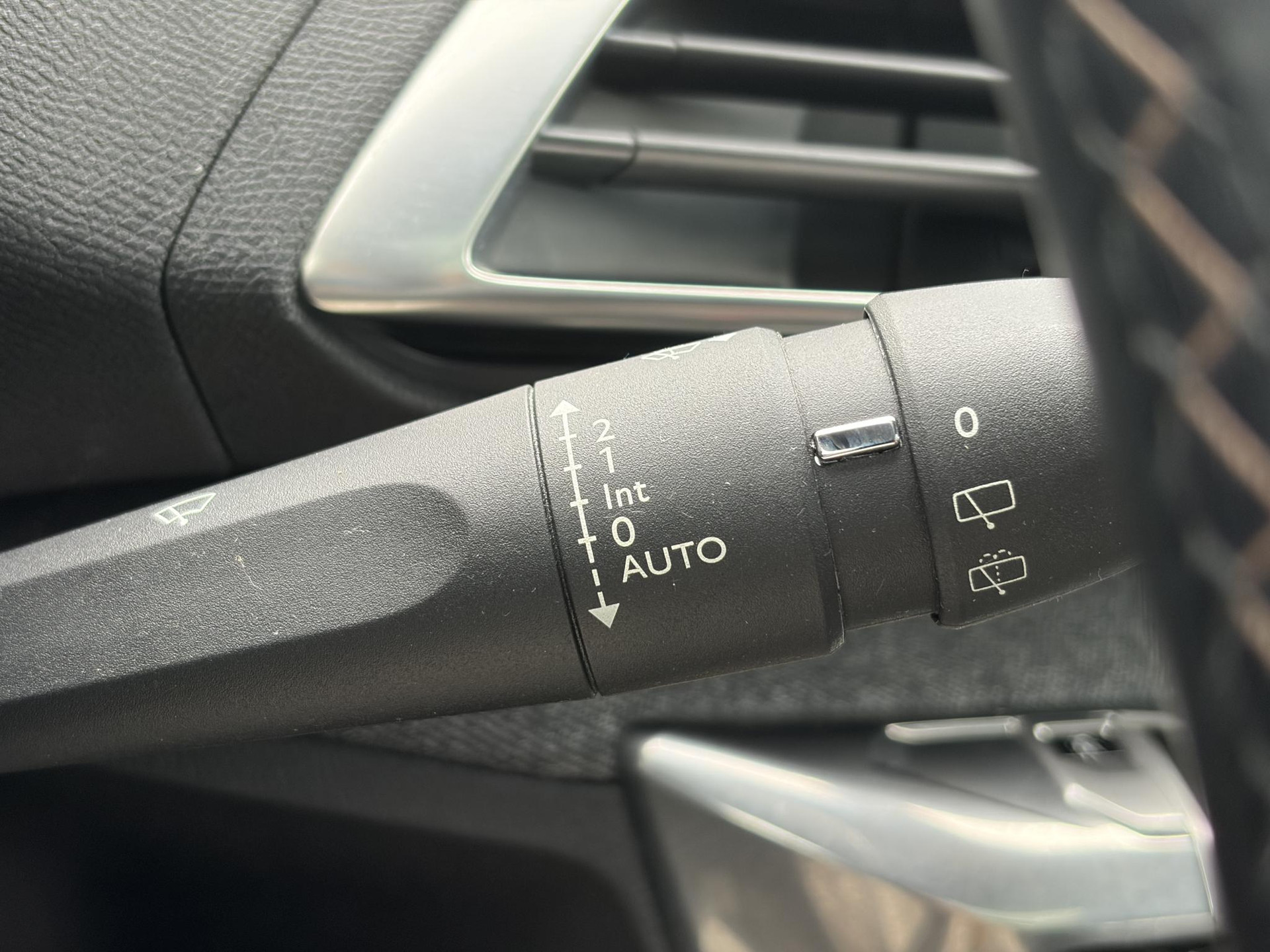 Peugeot 3008 1.2 PureTech GT Line ✓D-riem vv in 2026✓1e Eigenaar✓360 ° Camera✓Pano✓Massage stoel✓Draadloze telefoonlader✓Carplay✓Stoelvw✓Keyless✓Leder✓Navi✓Pdc V+A✓6 Bak✓Dealer Onderhouden✓Rijstrooksensor✓Dodehoeksensor✓19'' Lmv✓N.A.P✓Apk tot 09-2027