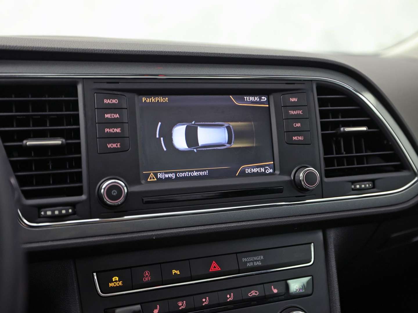 SEAT Leon 1.4 TSI FR Sport 150Pk Automaat (PANORAMADAK, NAVIGATIE, CLIMATE, STOELVERWARMING, SPORTSTOELEN, LED KOPLAMPEN, CRUISE, PARKEERSENSOREN, NIEUWSTAAT)