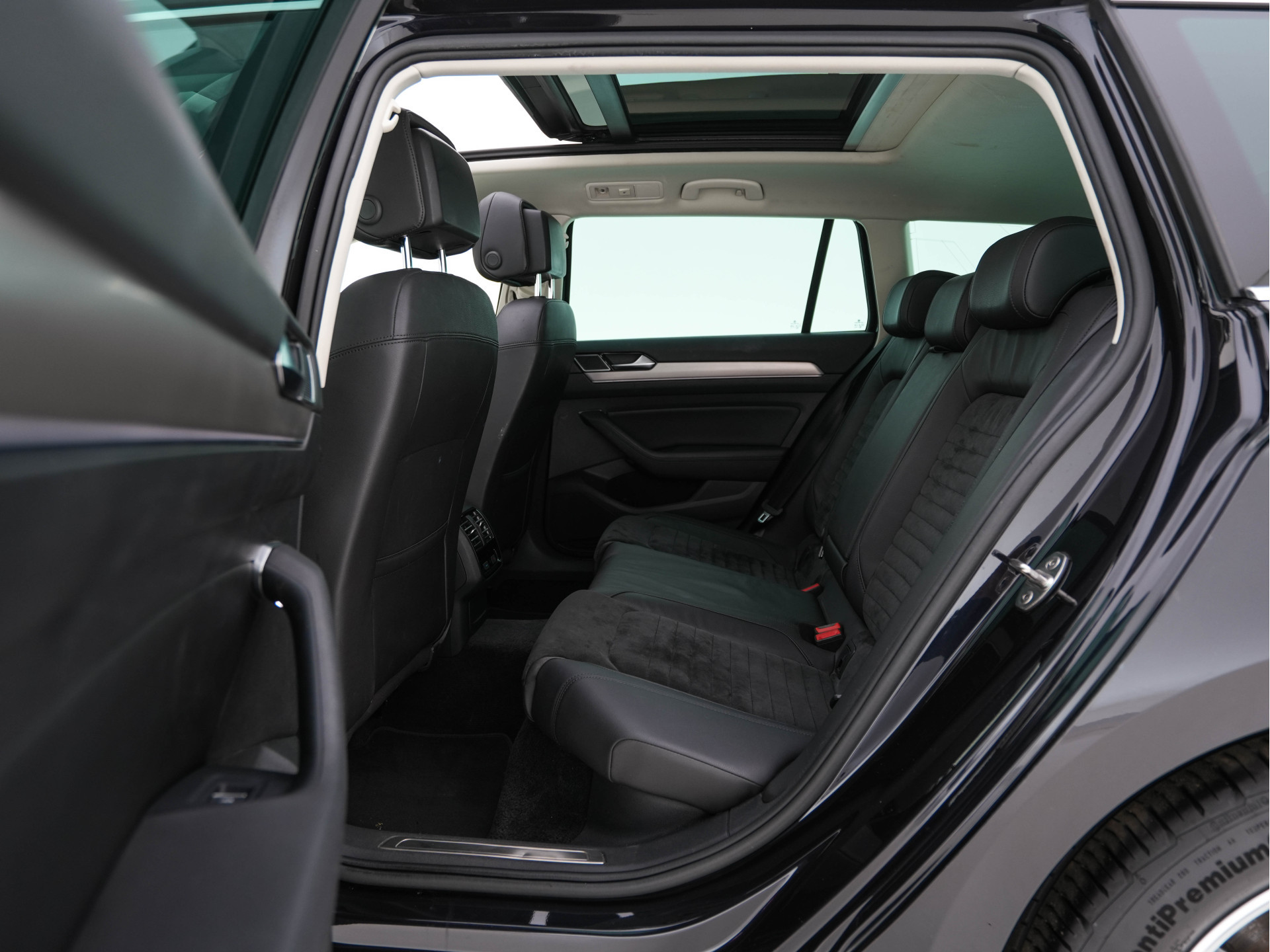 Volkswagen Passat Variant 2.0 BiTDI 4Motion Highline (INCL-BTW) Aut. *PANO | ADAPTIVE-CRUISE | DIGI-COCKPIT | NAVI-FULLMAP | LEATHER-ALCANTARA | FULL-LED | ERGONOMIC-COMFORTSEATS | KEYLESS | ECC | PARKPILOT | TOWBAR | 17''ALU*