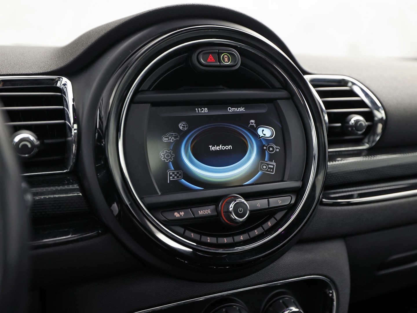 MINI Clubman 1.5 Chili Black Sport Automaat (PANORAMADAK, NAVIGATIE, LEDEREN SPORTSTOELEN, STOELVERWARMING, CRUISE, CLIMATE, ZWART HEMEL, NIEUWE APK)