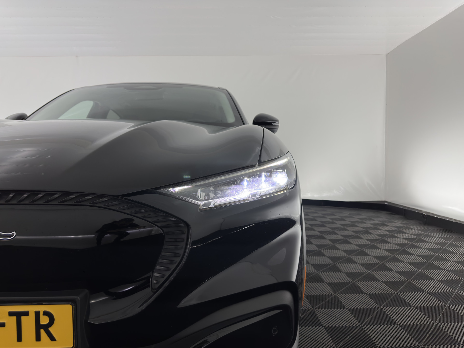 Ford Mustang Mach-E RWD 75 kWh (3-Fase) (INCL-BTW) Aut. *LEATHER | FULL-LED | DAB | DIGI-COCKPIT | KEYLESS | NAVI-FULLMAP | CARPLAY | HEATED-COMFORTSEATS | TOPVIEW | ADAPTIVE-CRUISE | PRIVACY-GLASS | 18'' ALU*