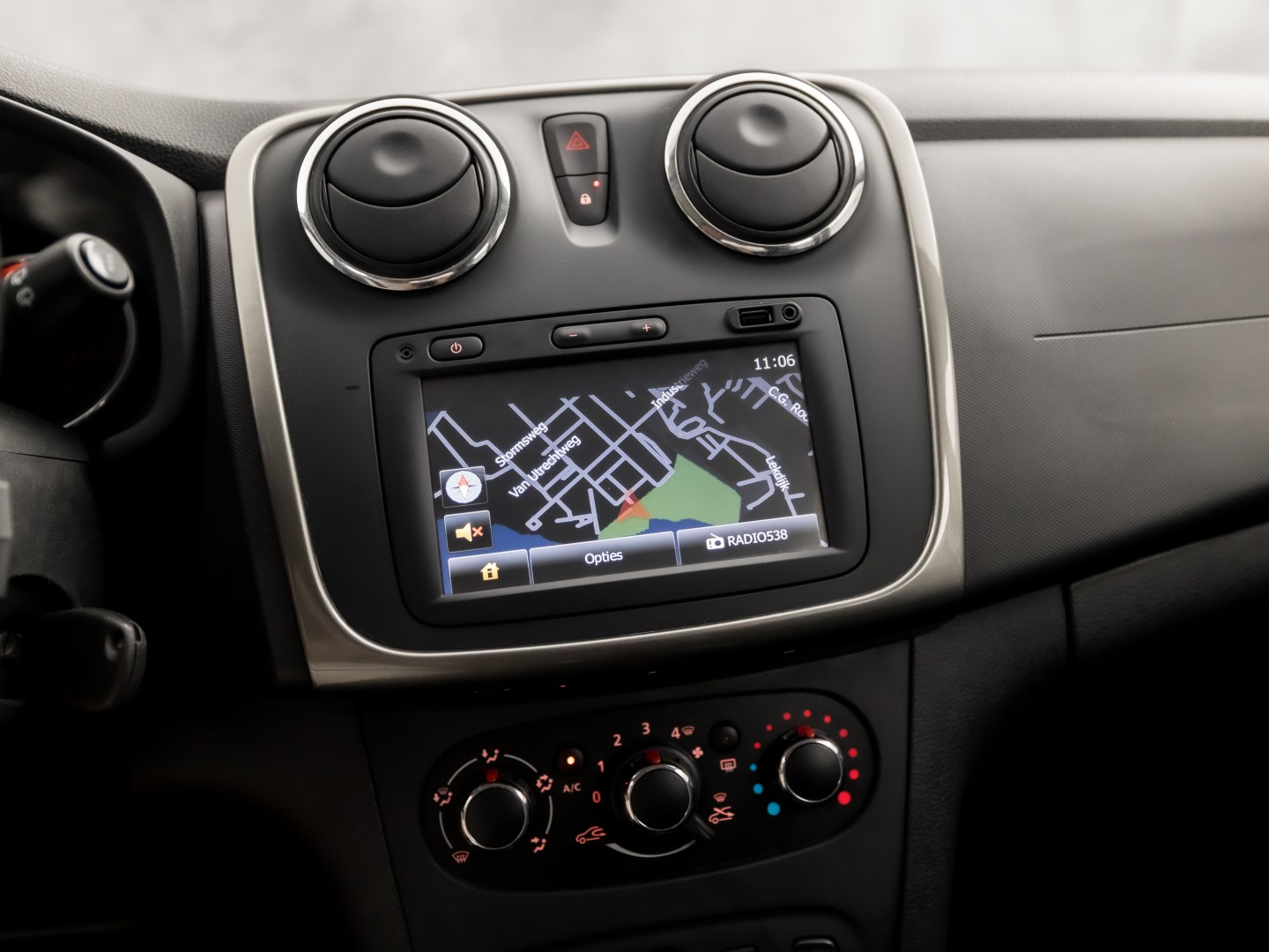 Dacia Sandero 0.9 TCe Stepway Lauréate (NAVIGATIE, AIRCO, LM VELGEN, SPORTSTOELEN, PARKEERSENSOREN, NIEUWSTAAT)