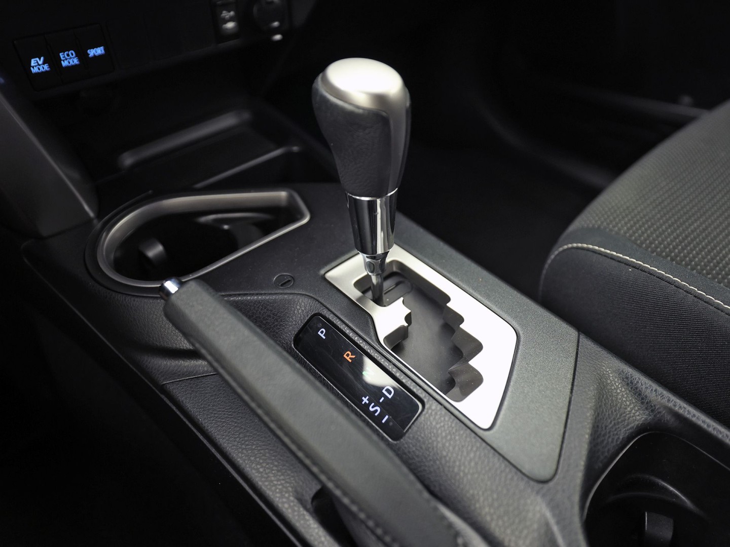 Toyota RAV4 2.5 Hybrid Energy 197Pk Automaat (BLACK PACK, NAVIGATIE, CAMERA, GETINT GLAS, SPORTSTOELEN, KEYLESS, ADAPTIVE CRUISE, NIEUWSTAAT)