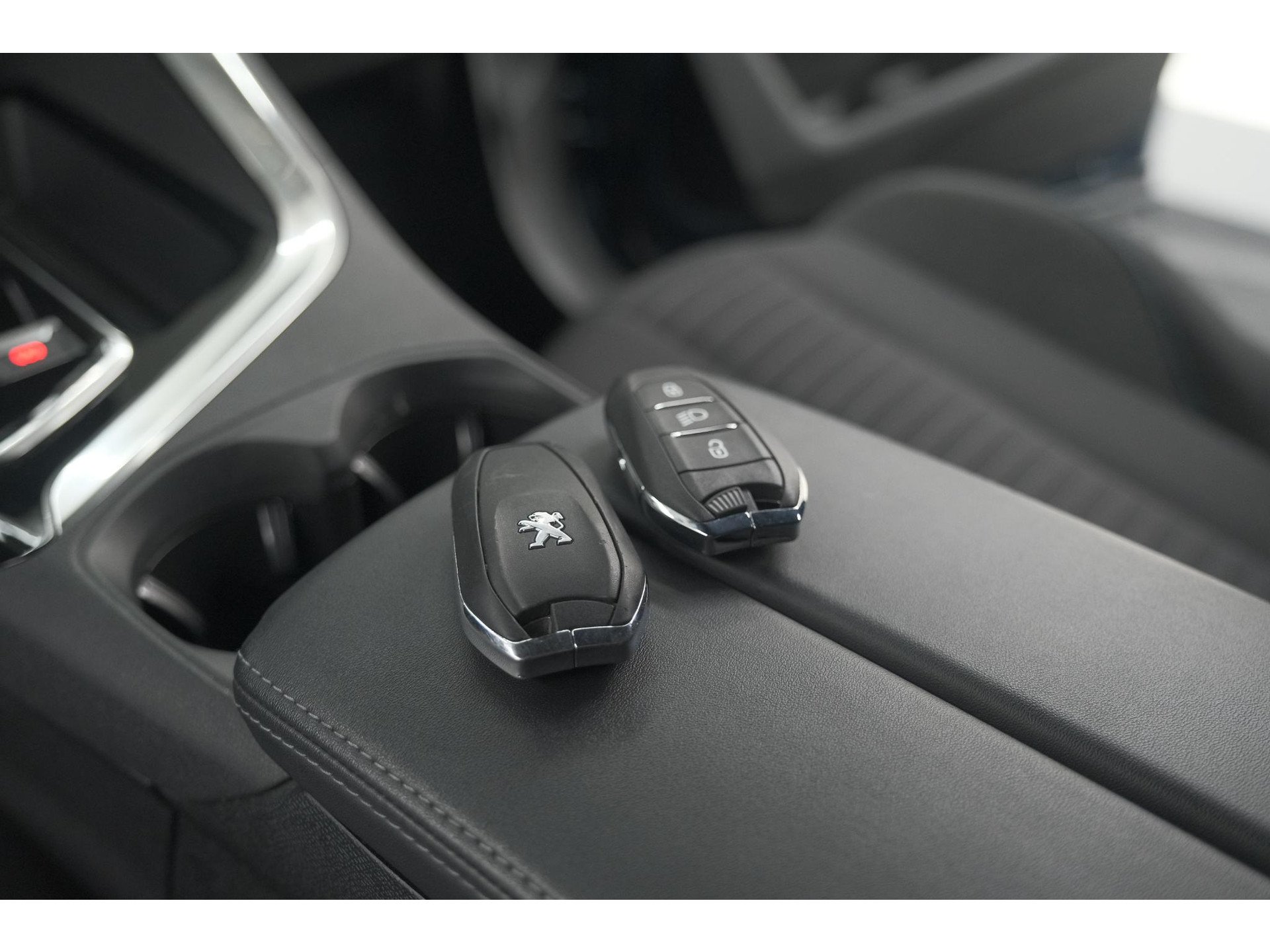 Peugeot 5008 PureTech 130 EAT8 Active Pack | 7 Zitplaatsen | Camera | Navigatie | Apple Carplay | Parkeersensoren