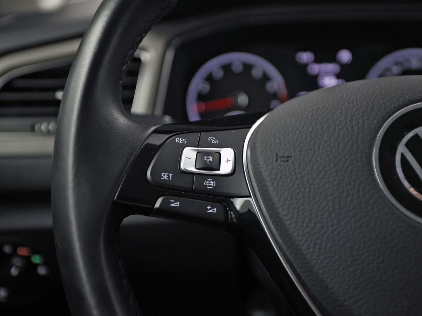 Volkswagen T-Roc 1.0 TSI Sport (APPLE CARPLAY, 1e EIGENAAR, GROOT NAVI, LM VELGEN, SPORTSTOELEN, PARKEERSENSOREN, ADAPTIVE CRUISE, NIEUWSTAAT)