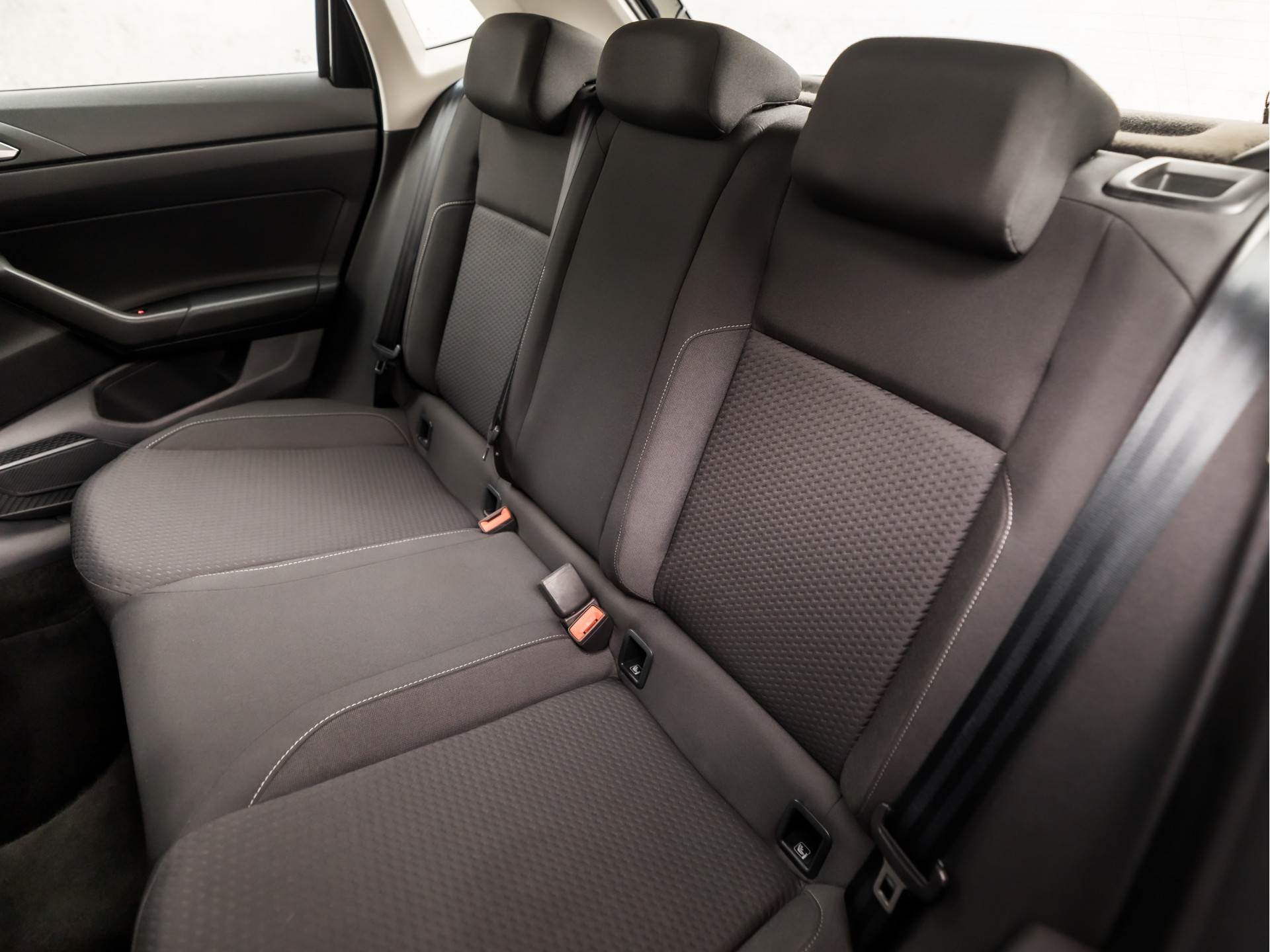 Volkswagen Polo 1.0 TSI Sportline (APPLE CARPLAY, GROOT NAVI, CLIMATE, CAMERA, SPORTSTOELEN, LM VELGEN, ADAPTIVE CRUISE, MODE KNOP, PARKEER ASSISTENT, PARKEERSENSOREN, NIEUWSTAAT)