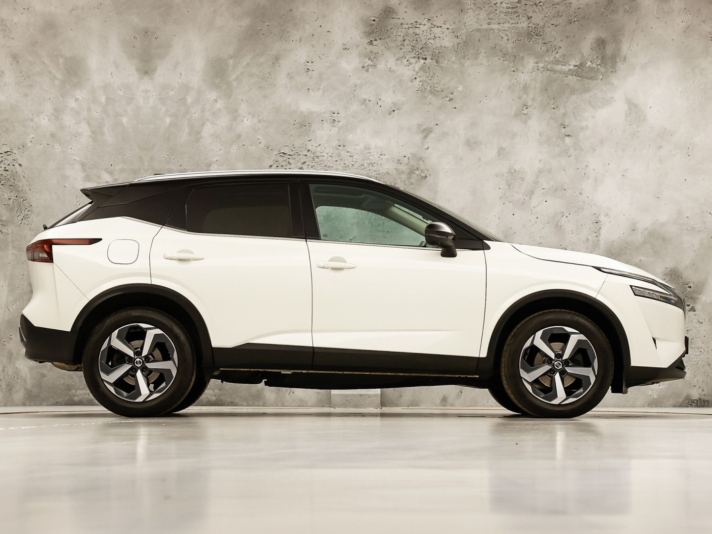 Nissan Qashqai 1.3 MHEV Xtronic Premiere Edition 158Pk Automaat (PANORAMADAK, VIRTUAL COCKPIT, APPLE CARPLAY, GROOT NAVI, 360 CAMERA, LEDER, SPORTSTOELEN, STOELVERWARMING, GETINT GLAS, ADAPTIVE CRUISE, NIEUWSTAAT)