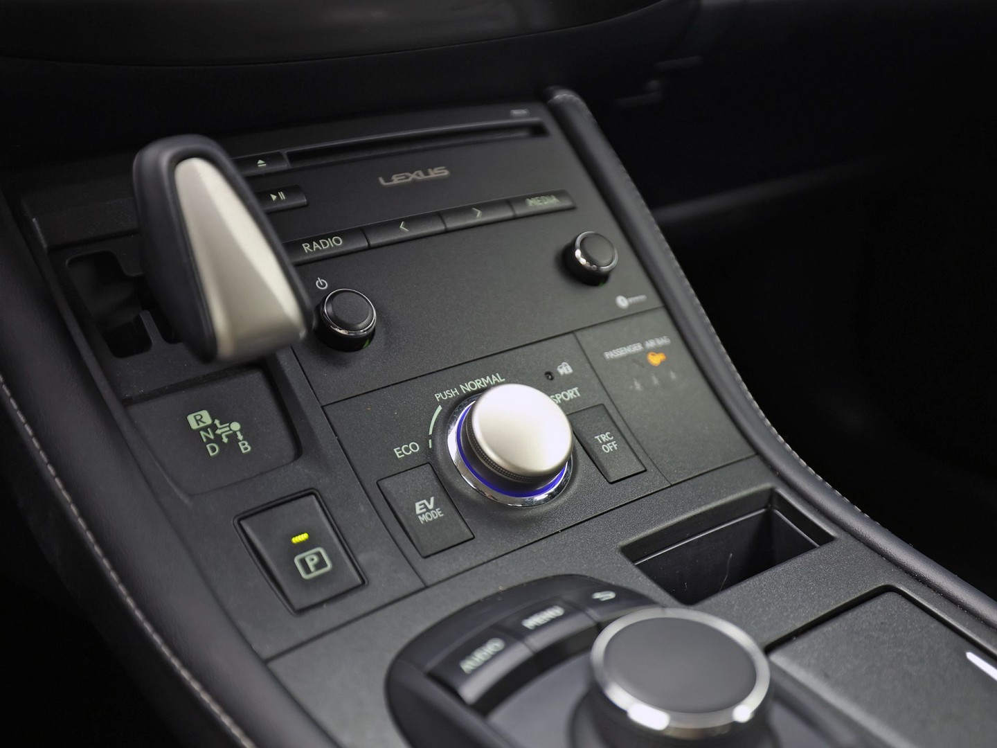Lexus CT 200h Business Launch Edition Automaat (NAVIGATIE, CAMERA, ALCANTARA, SPORTSTOELEN, KEYLESS, ADAPTIVE CRUISE, NIEUWSTAAT)