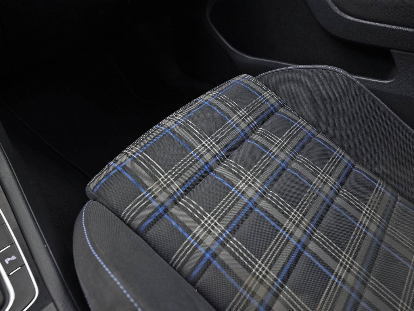 Volkswagen Golf 1.4 TSI GTE 204Pk Automaat (APPLE CARPLAY, NAVIGATIE, SOH 79,4%, CLIMATE, STOELVERWARMING, SPORTSTOELEN, GETINT GLAS, LED KOPLAMPEN, CRUISE, NIEUWSTAAT)