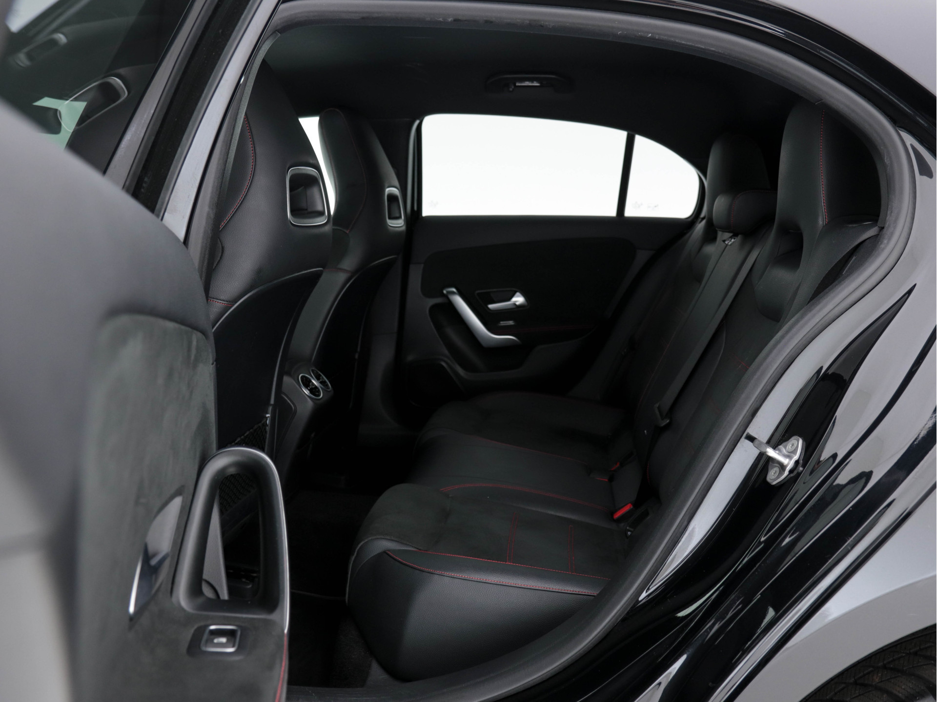 Mercedes-Benz A-klasse 160 Business Solution (INCL-BTW) *WIDE-SCREEN-COCKPIT | FULL-LED | HEATED-SPORTSEATS | LEATHER-MICROFIBRE | NAVI-FULLMAP | CAMERA | ECC | PDC | CRUISE | CARPLAY | AMBIENT-LIGHT | PRIVACY-GLASS | 18"ALU*