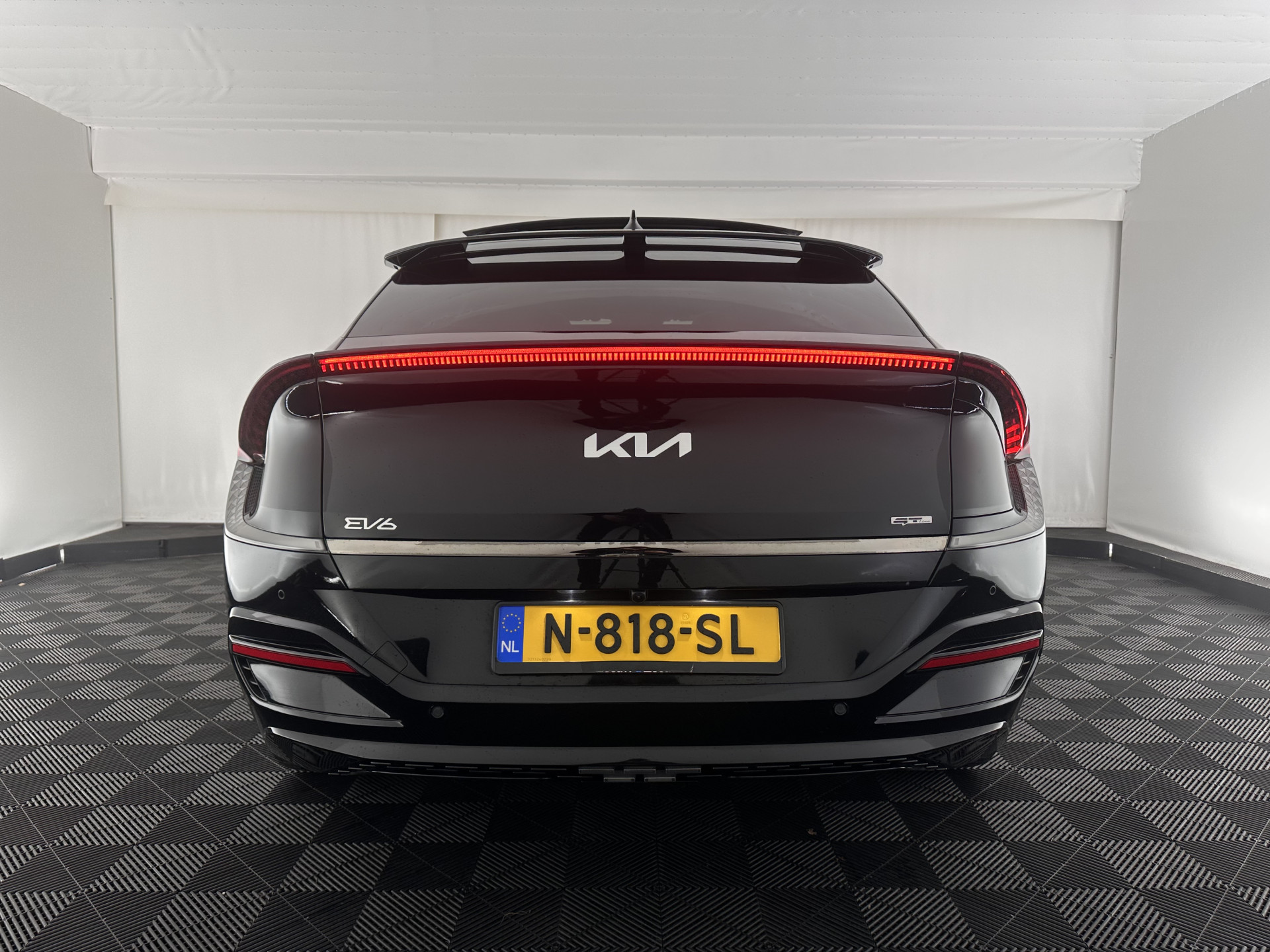 Kia EV6 GT-Line 77.4 kWh (INCL-BTW) *AUT | PANO | HEAD-UP | LEATHER-ALCANTARA | ADAPTIVE-CRUISE | DIGI-COCKPIT | MERIDIAN-AUDIO | MEMORY-PACK | FULL-LED | KEYLESS | TOP-VIEW | DAB | BLIND-SPOT | NAVI-FULLMAP | PRIVAC