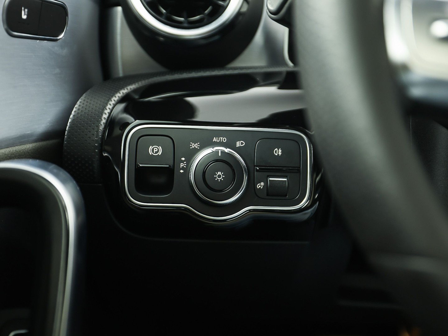 Mercedes-Benz CLA-Klasse 200 AMG Sport 163Pk Automaat (PANORAMADAK, GROOT NAVI, LEDER, CAMERA, SPORTSTOELEN, GETINT GLAS, STOELVERWARMING, NIEUWSTAAT)