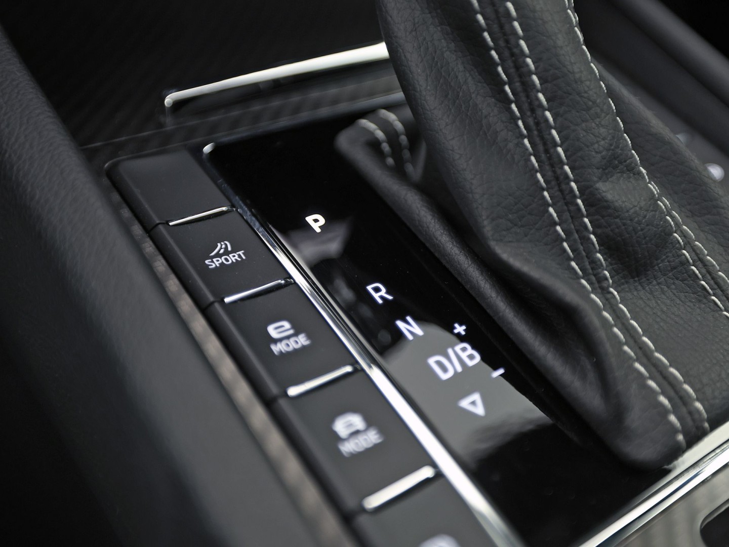 Škoda Superb Combi 1.4 TSI iV Sportline 218Pk Automaat (PANORAMADAK, 360 CAMERA, VIRTUAL COCKPIT, MEMORY SEATS, CANTON AUDIO, STOELVERWARMING, ADAPTIVE CRUISE, SFEERVERLICHTING, APPLE CARPLAY, NIEUWSTAAT)