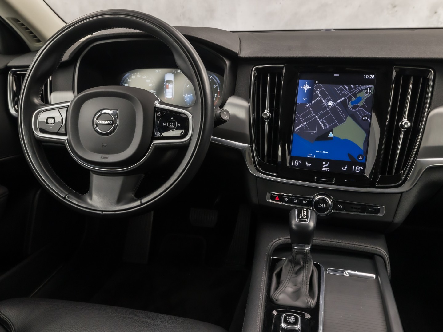 Volvo V90 2.0 T4 Momentum Sport 190Pk Automaat (APPLE CARPLAY, GROOT NAVI, LEDER, GETINT GLAS, STOELVERWARMING ACHTER, MEMORY SEATS, ELEK ACHTERKLEP, NIEUWE APK, NIEUWSTAAT)