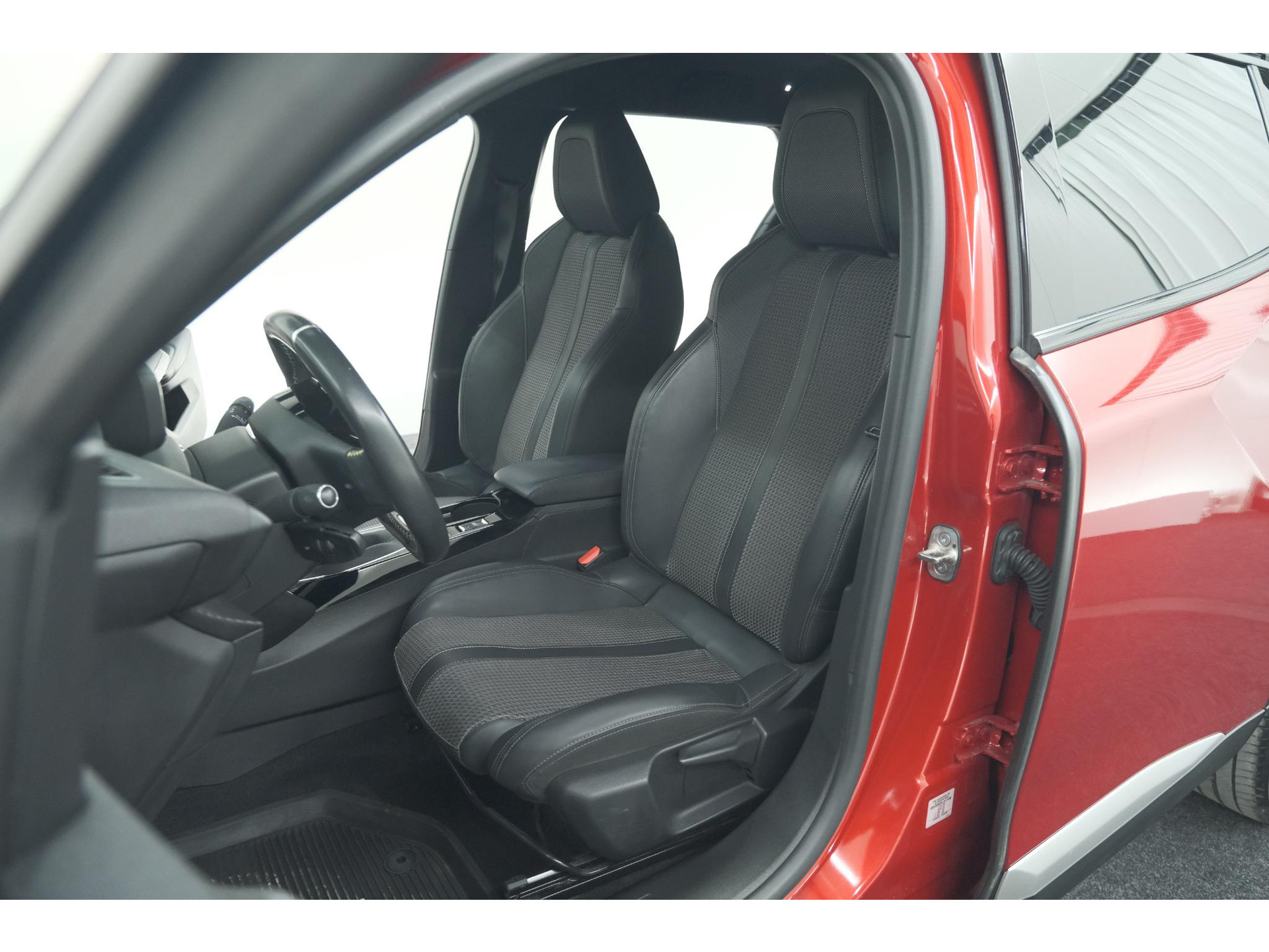 Peugeot 2008 PureTech 130 GT-Line | Trekhaak | Camera | Apple Carplay | Parkeersensoren
