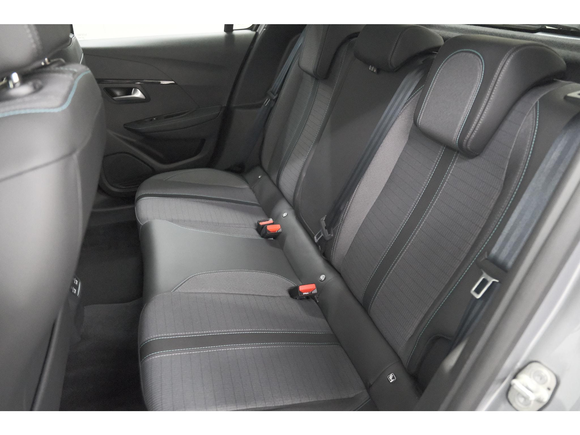 Peugeot 208 PureTech 100 EAT8 Allure | Adaptieve Cruise control |  Camera | Parkeersensoren voor + achter | Navigatie | Apple Carplay
