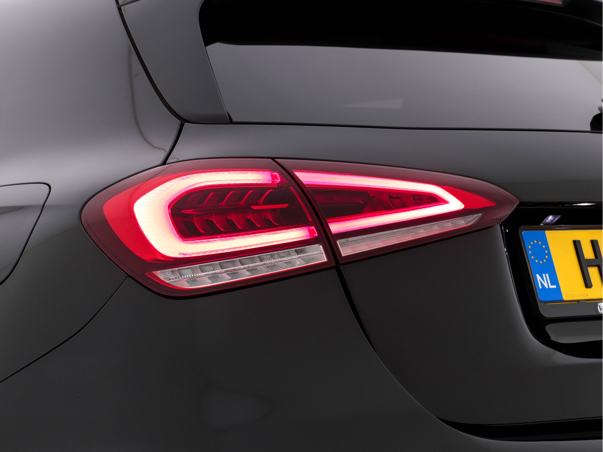 Mercedes-Benz A-klasse 160 Business Solution (INCL-BTW) *WIDE-SCREEN-COCKPIT | FULL-LED | HEATED-SPORTSEATS | LEATHER-MICROFIBRE | NAVI-FULLMAP | CAMERA | ECC | PDC | CRUISE | CARPLAY | AMBIENT-LIGHT | PRIVACY-GLASS | 18"ALU*