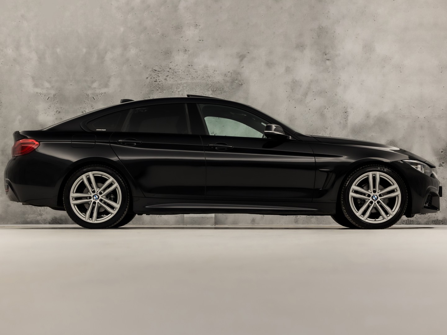 BMW 4-serie Gran Coupé 418i M Sport Automaat (SCHUIFDAK, M PAKKET, GROOT NAVI, HARMAN/KARDON, STOELVERWARMING, GETINT GLAS, SPORTSTOELEN, PARKEERSENSOREN, NIEUWE APK, NIEUWSTAAT)