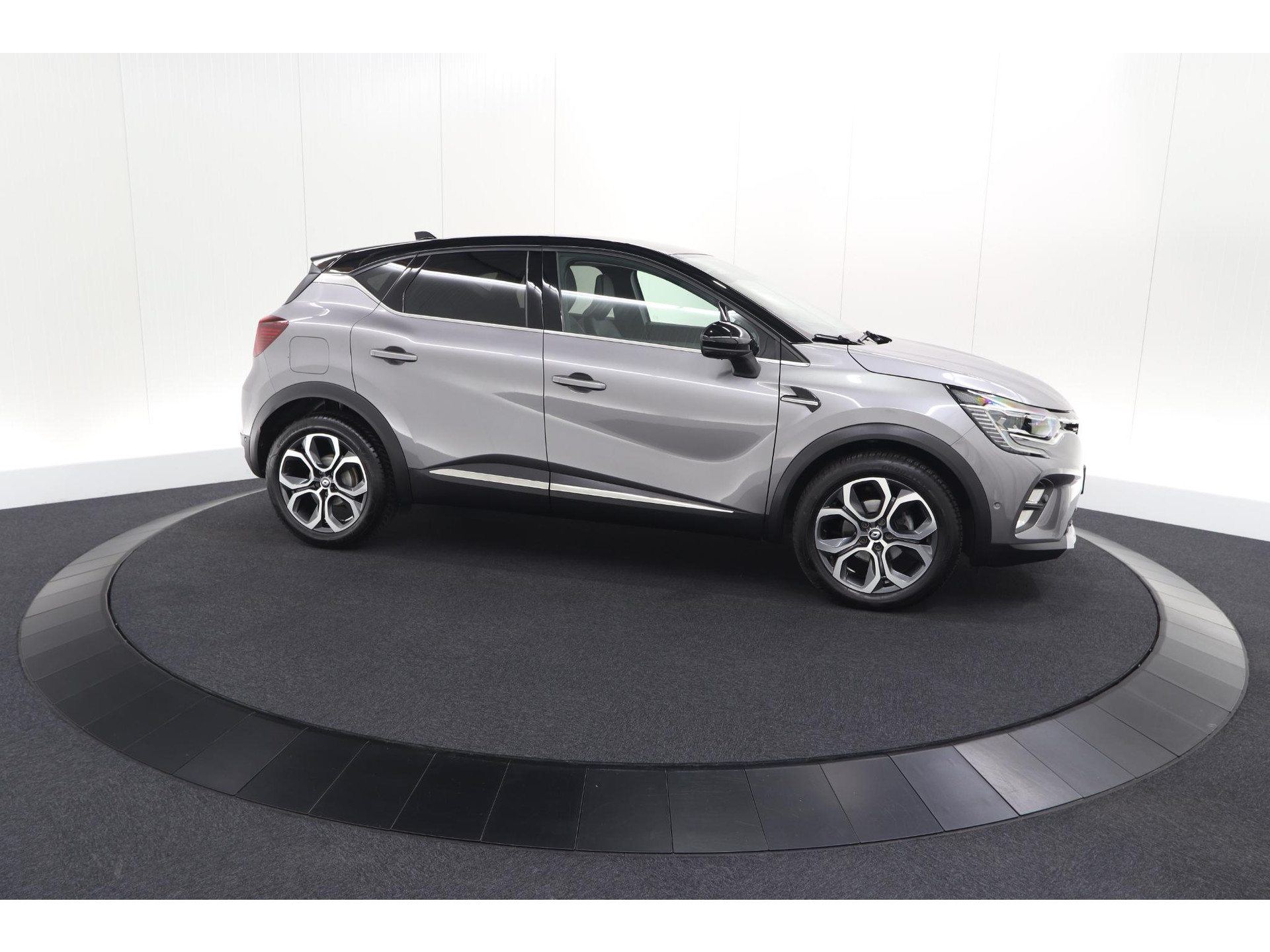 Renault Captur Mild Hybrid 140 EDC Techno | 360 Camera | Groot scherm | Stoelverwarming | Parkeersensoren | Allseason banden