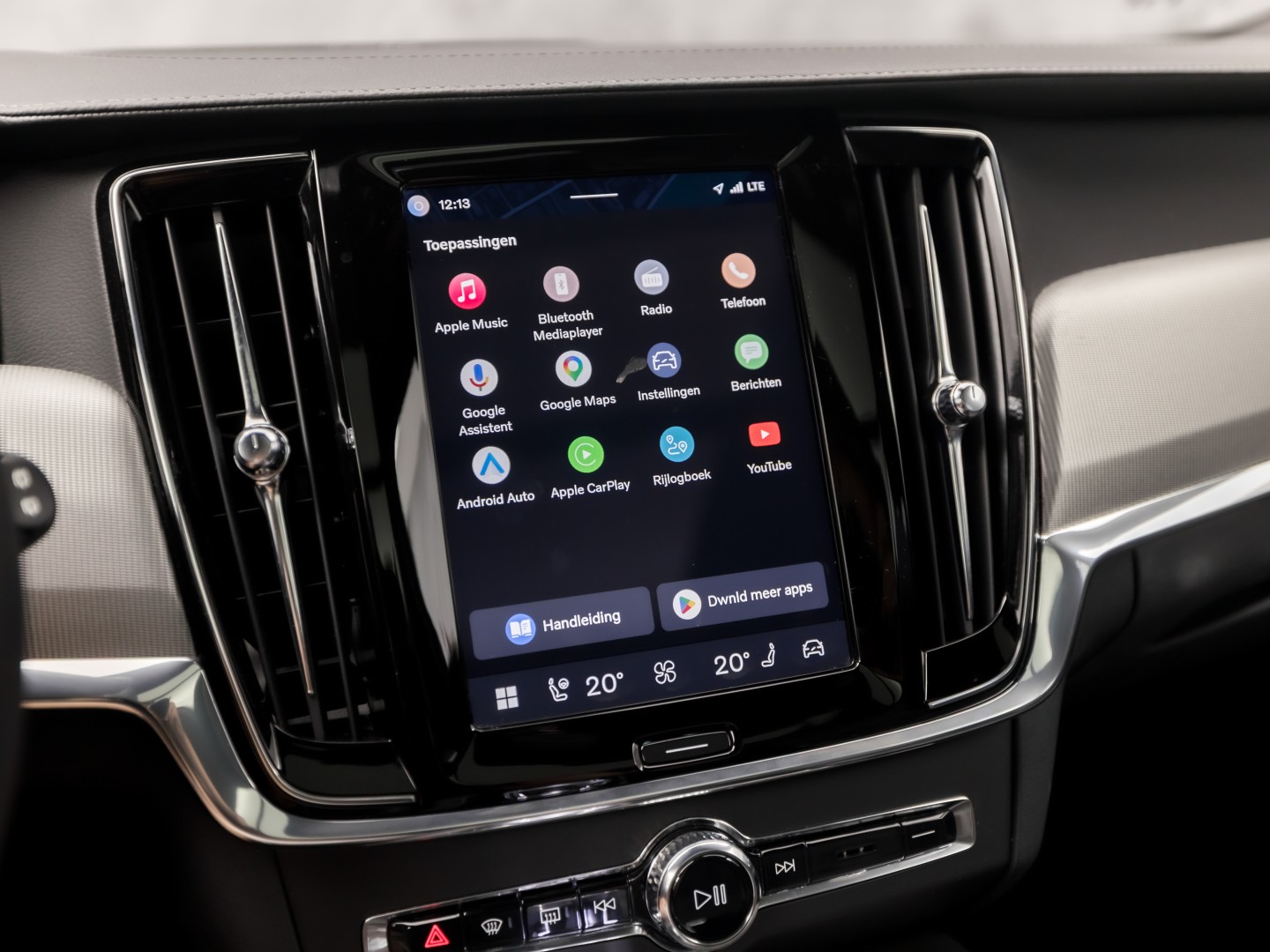 Volvo V90 2.0 T6 Plug-in hybrid AWD Ultimate Dark 350Pk Automaat (PANORAMADAK, HARMAN/KARDON, LUCHTVERING, MEMORY SEATS, 360 CAMERA, HEAD-UP DISPLAY, STUUR/STOELVERWARMING, ZWART HEMEL, NIEUWSTAAT)