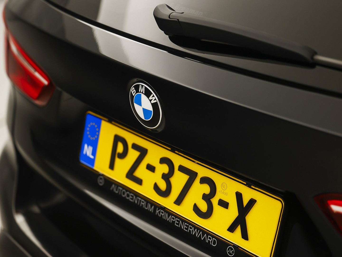 BMW X1 sDrive18i Sport High Executive 140Pk Automaat (PANORAMADAK, GROOT NAVI, MEMORY SEAT, LEDER, CAMERA, SPORTSTOELEN, TREKHAAK, STOELVERWARMING, NIEUWSTAAT)