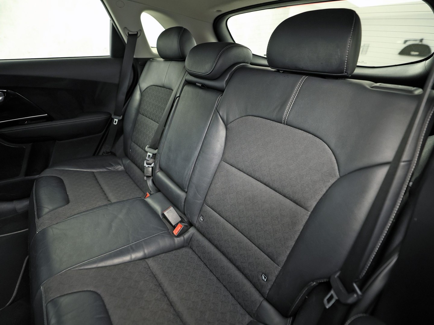Kia Niro 1.6 GDi PHEV DynamicPlusLine Automaat (APPLE CARPLAY, GROOT NAVI, STUUR/STOELVERWARMING, CAMERA, TREKHAAK, SPORTSTOELEN, GETINT GLAS, ADAPTIVE CRUISE, NIEUWSTAAT)