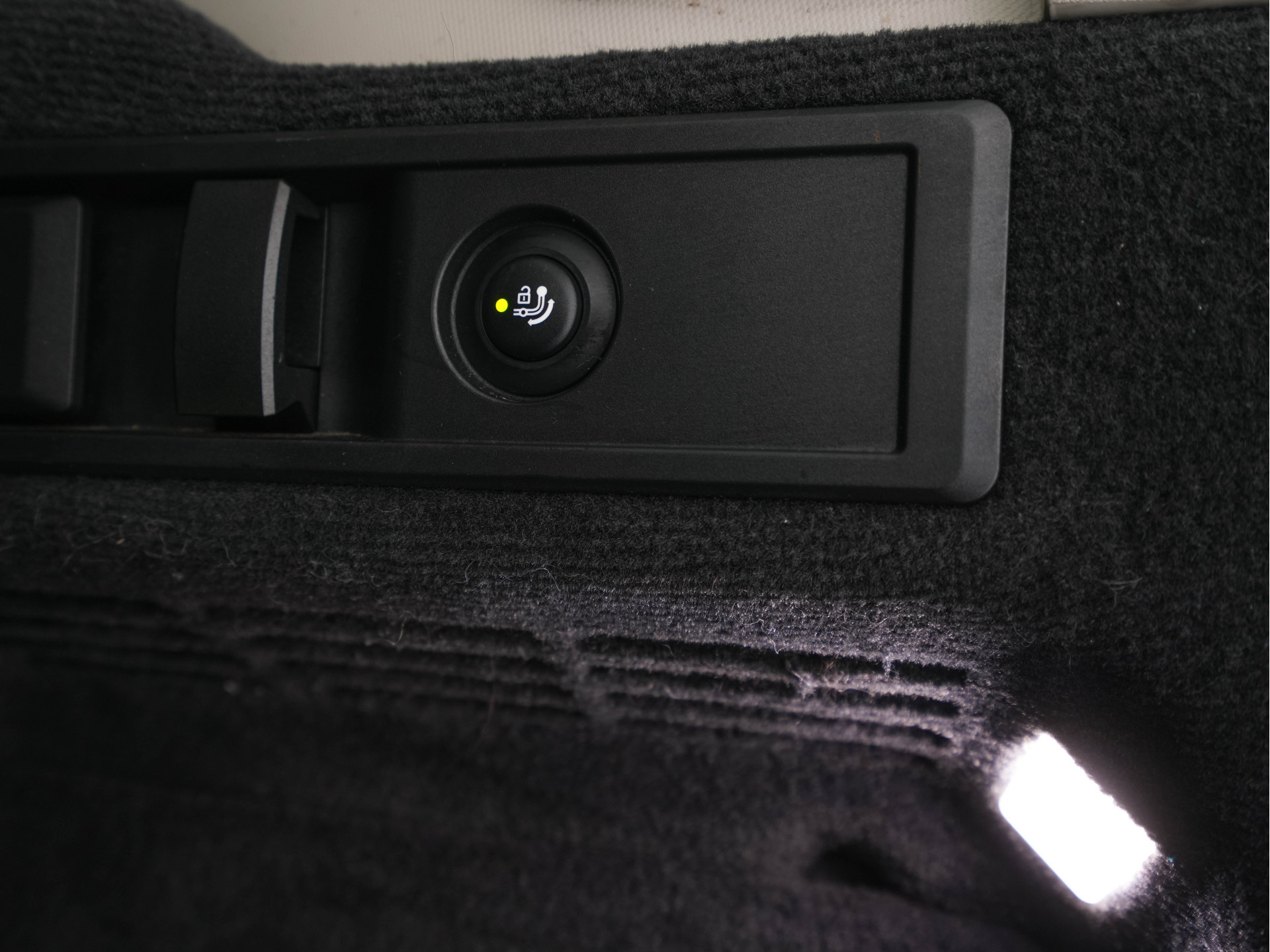 BMW 3-serie Touring 330e Plug-In (INCL-BTW) *LUXURY-LEATHER | NAVI-FULLMAP |  DIGI-COCKPIT | FULL-LED | DAB | ECC | PDC | ADAPTIVE-CRUISE | HEATED-SPORSEATS | KEYLESS | PRIVACY-GLASS | KEYLESS | CARPLAY | TOWBAR | 17"ALU*