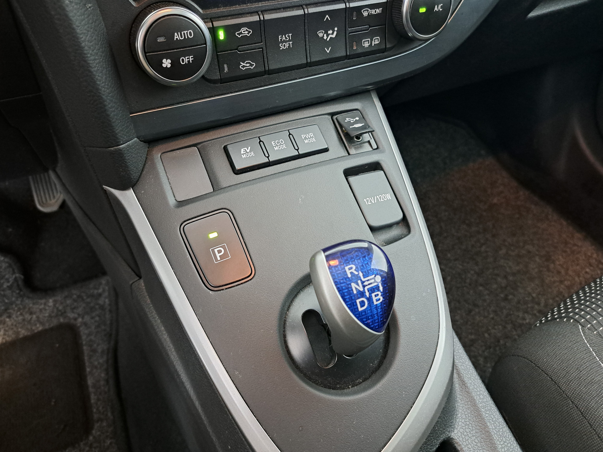 Toyota Auris Touring Sports 1.8 Hybrid Lease Aut. *PANO | NAVI-FULLMAP | KEYLESS | CAMERA | COMFORT-SEATS | ECC | PDC | CRUISE | TOWBAR | 16''ALU*