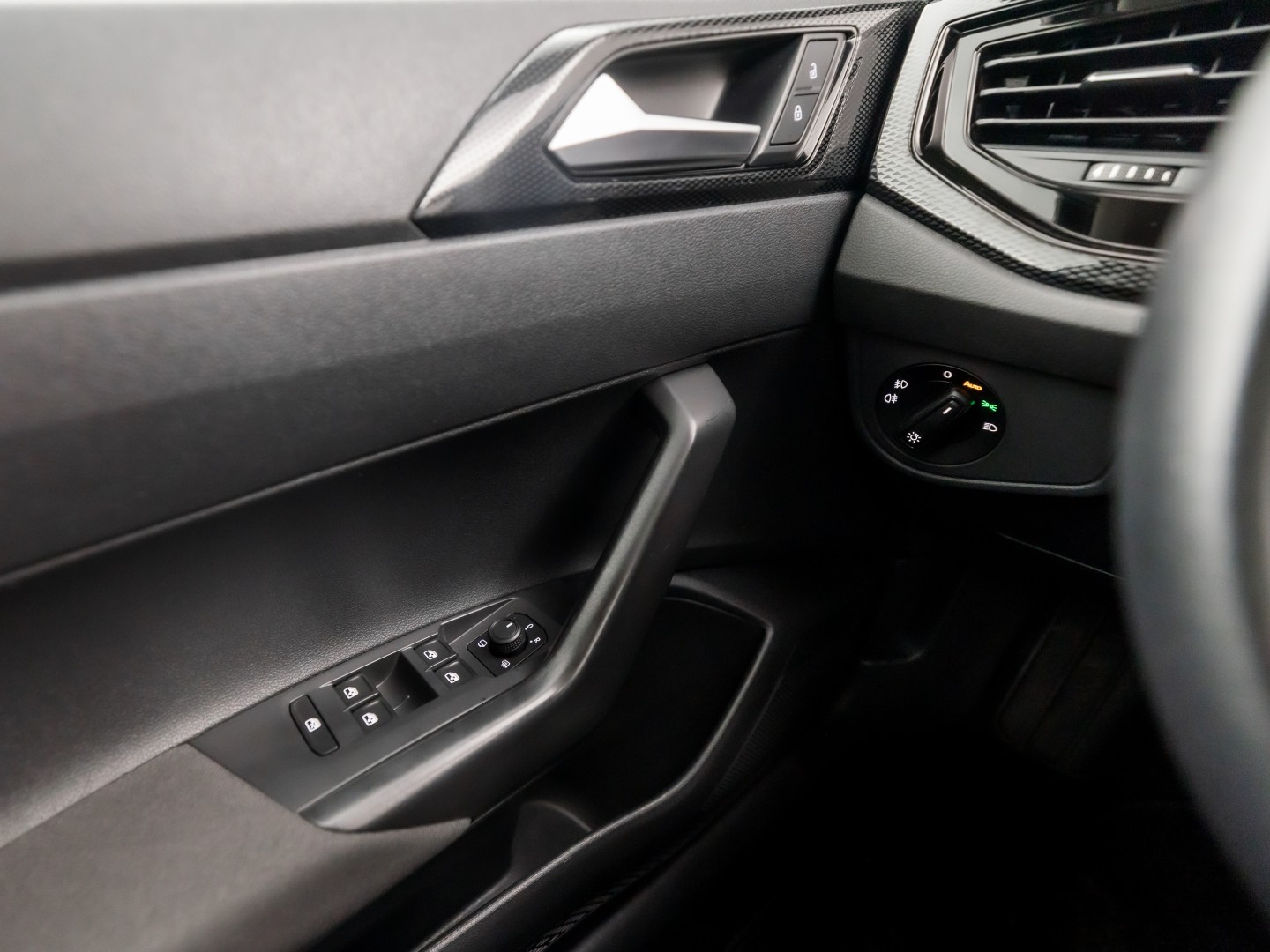 Volkswagen Taigo 1.0 TSI Sport (PANORAMADAK, 1e EIGENAAR, VIRTUAL COCKPIT, APPLE CARPLAY, GROOT NAVI, CLIMATE, STOELVERWARMING, SPORTSTOELEN, GETINT GLAS, IQ LIGHT, NIEUWSTAAT)
