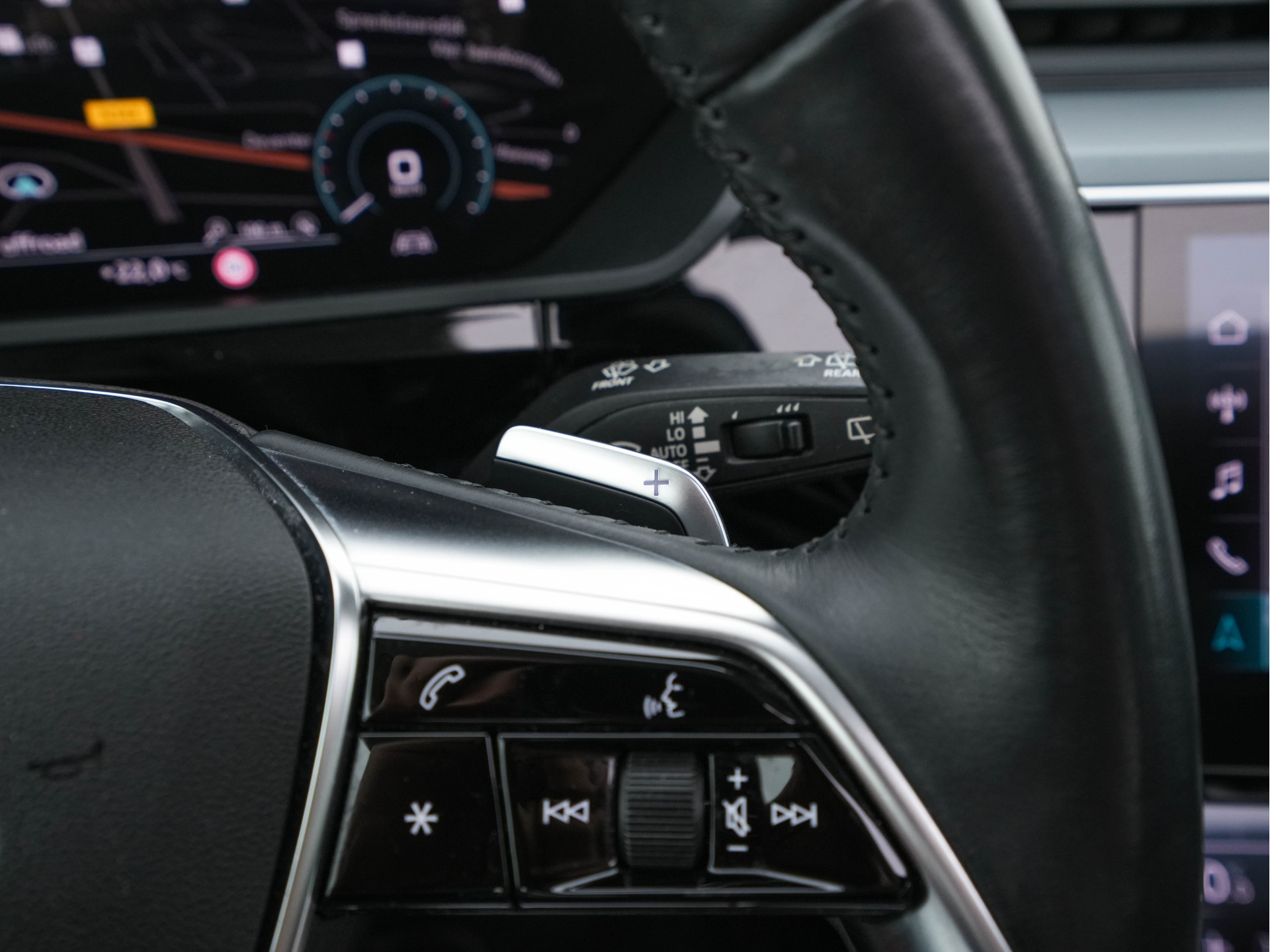 Audi e-tron 50 Quattro Launch-Edition-Plus 71 kWh [ 3-Fase ] {SOH-100%} (INCL-BTW) *PANO | LUXURY-LEATHER | ADAPTIVE-CRUISE | FULL-LED | DIGI-COCKPIT | KEYLESS | MEMORY-PACK | CAMERA | NAVI-FULLMAP | SHIFT-PADDLES | COMFORT-SEATS | 20''ALU*