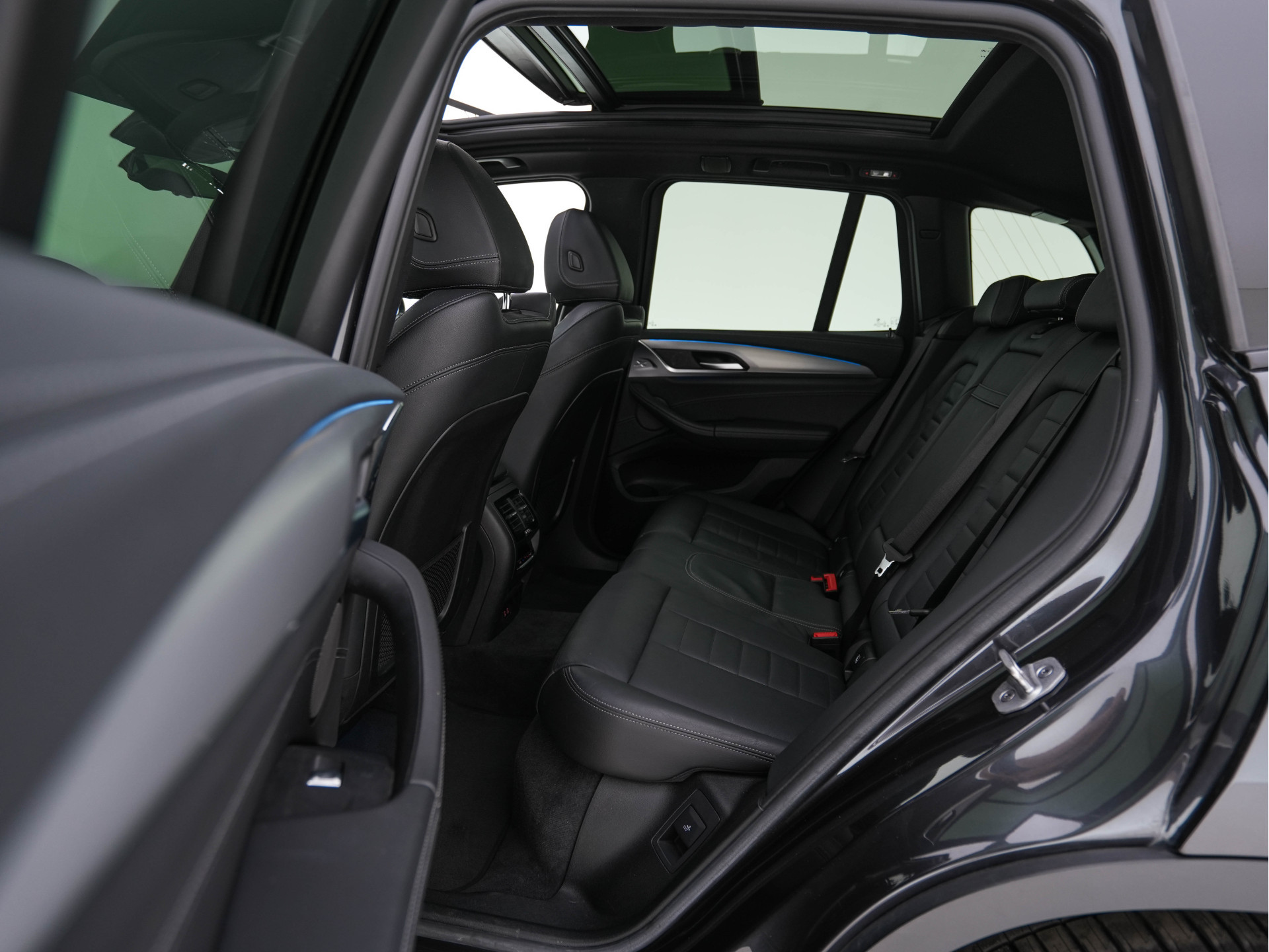 BMW iX3 High Executive 80 kWh [ 3-Fase ] {SOH-100%} (INCL-BTW) *PANO | LEATHER | FULL-LED | DAB | CARPLAY | ADAPTIVE-CRUISE | DIGI-COCKPIT | BLINDSPOT | HARMAN/KARDON-SOUNDSYTEM | HEAD-UP | KEYLESS | TOP-VIEW | SPORT-SEATS | TOWBAR  | .