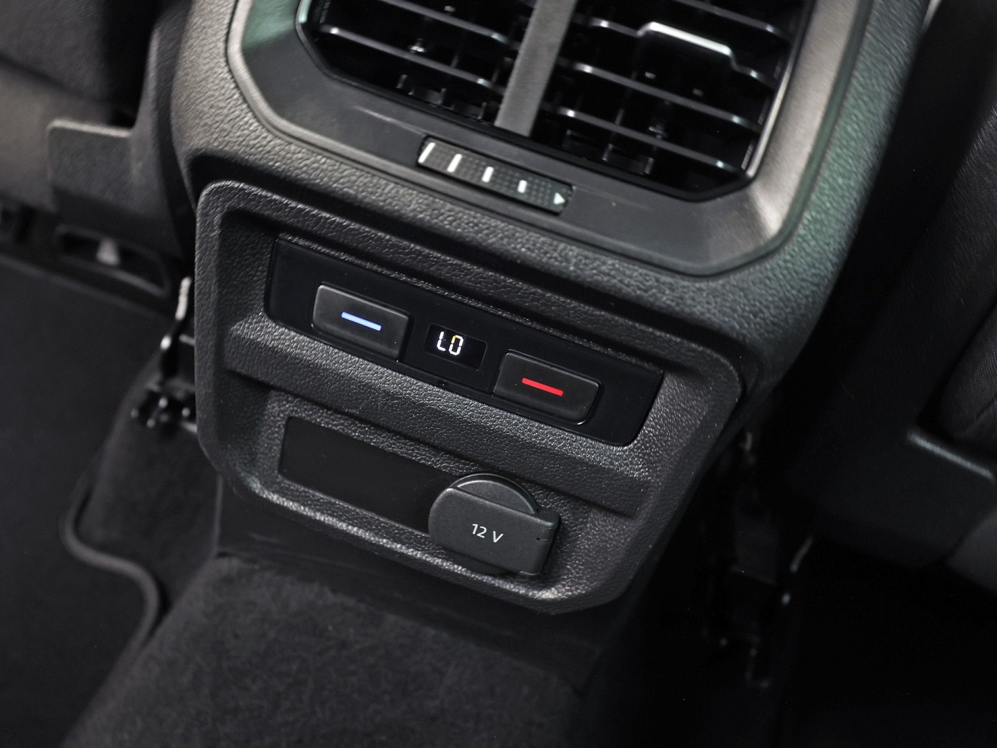 Volkswagen Tiguan 1.5 TSI ACT Highline 150Pk Automaat (VIRTUAL COCKPIT, APPLE CARPLAY, GROOT NAVI, CAMERA, STOELVERWARMING, SPORTSTOELEN, GETINT GLAS, ADAPTIVE CRUISE, NIEUWSTAAT)