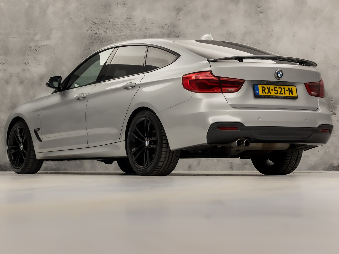 BMW 3 Serie GT 320i M Sport High Executive 184Pk Automaat (GROOT NAVI, M PAKKET, STOELVERWARMING, LEDER, SPORTSTOELEN, GETINT GLAS, PARKEERSENSOREN, NIEUWSTAAT)