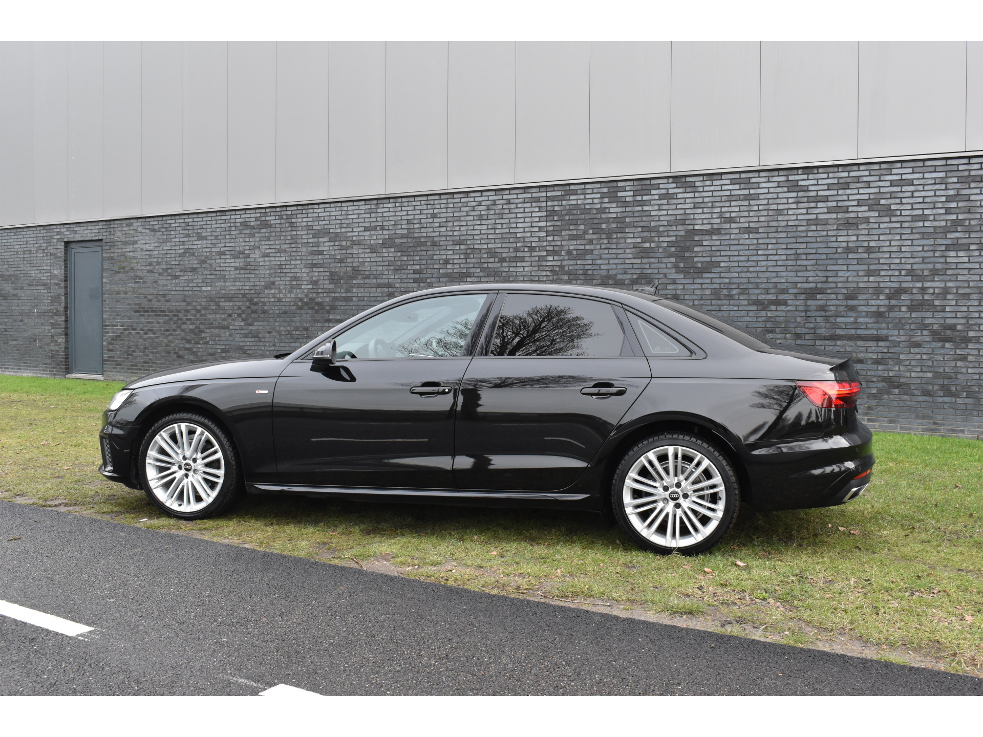Audi A4 Limousine 35 TFSI S-line 2.0 Mild Hybrid S-line black-line Automaat Leder interieur