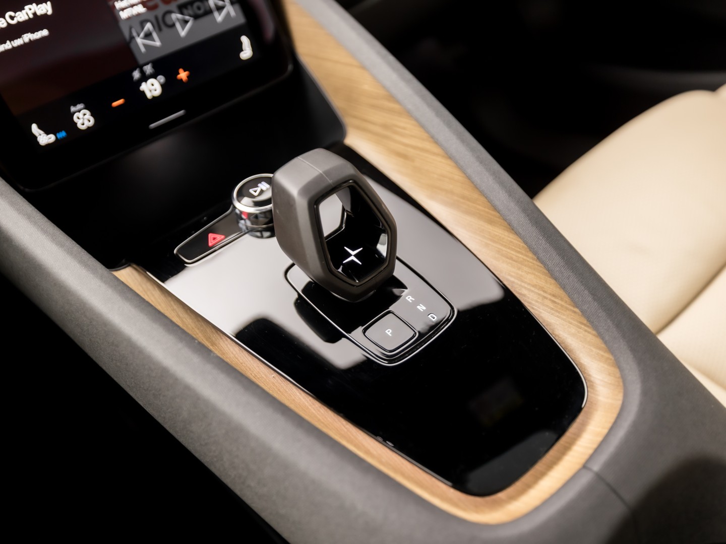 Polestar 2 Long Range Dual Motor Launch Edition 78kWh 408Pk Automaat (PANORAMADAK, HARMAN/KARDON, APPLE CARPLAY, 360 CAMERA, STOELVENTILATIE, MEMORY SEATS, GETINT GLAS, TREKHAAK, ELEK ACHTERKLEP, NIEUWSTAAT)