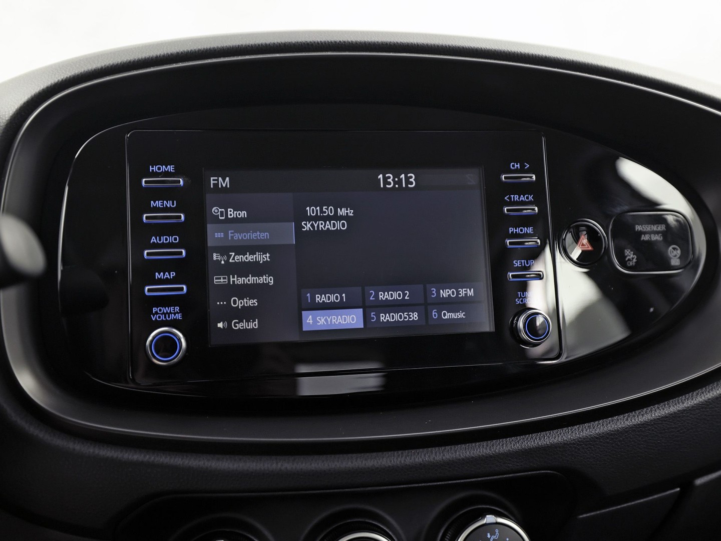 Toyota Aygo 1.0 VVT-i MT Play (APPLE CARPLAY, NAVIGATIE, ADAPTIVE CRUISE, SPORTSTOELEN, LANE ASSIST, CAMERA, NIEUWSTAAT)