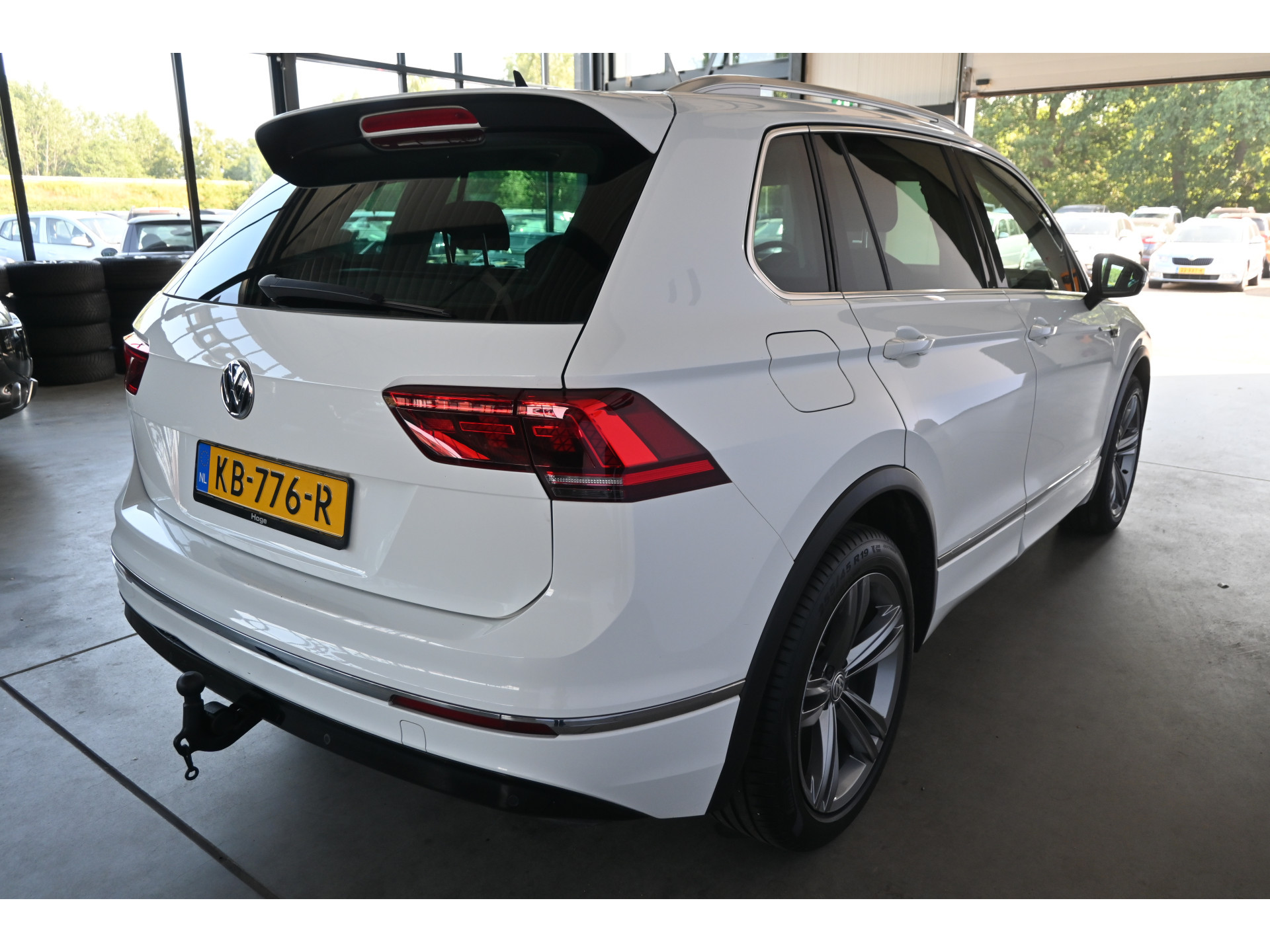 Volkswagen Tiguan 1.4 TSI Highline R-Line Clima Navigatie Carplay 1e Eigenaar Trekhaak Rijklaarprijs! Inruil Mogelijk!