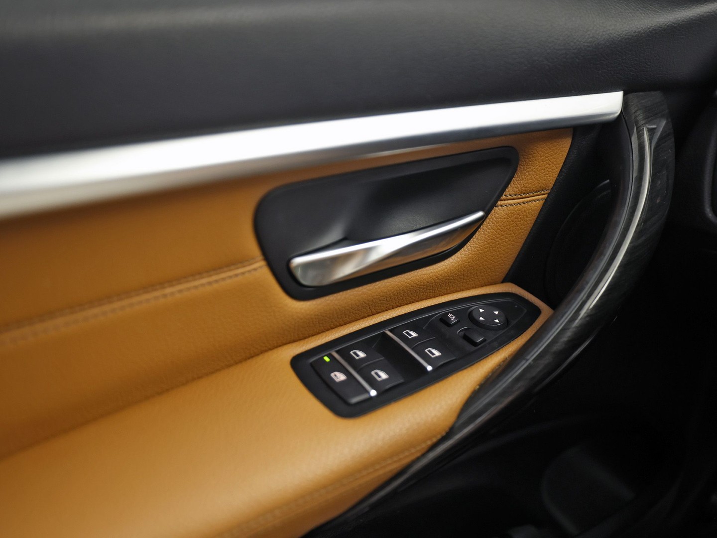 BMW 3 Serie 318i M Sport Automaat (PANORAMADAK, M PAKKET, GROOT NAVI, COGNAC LEDER, STOELVERWARMING, SPORTSTOELEN, VIRTUAL COCKPIT, PARKEERSENSOREN, GETINT GLAS, NIEUWSTAAT)