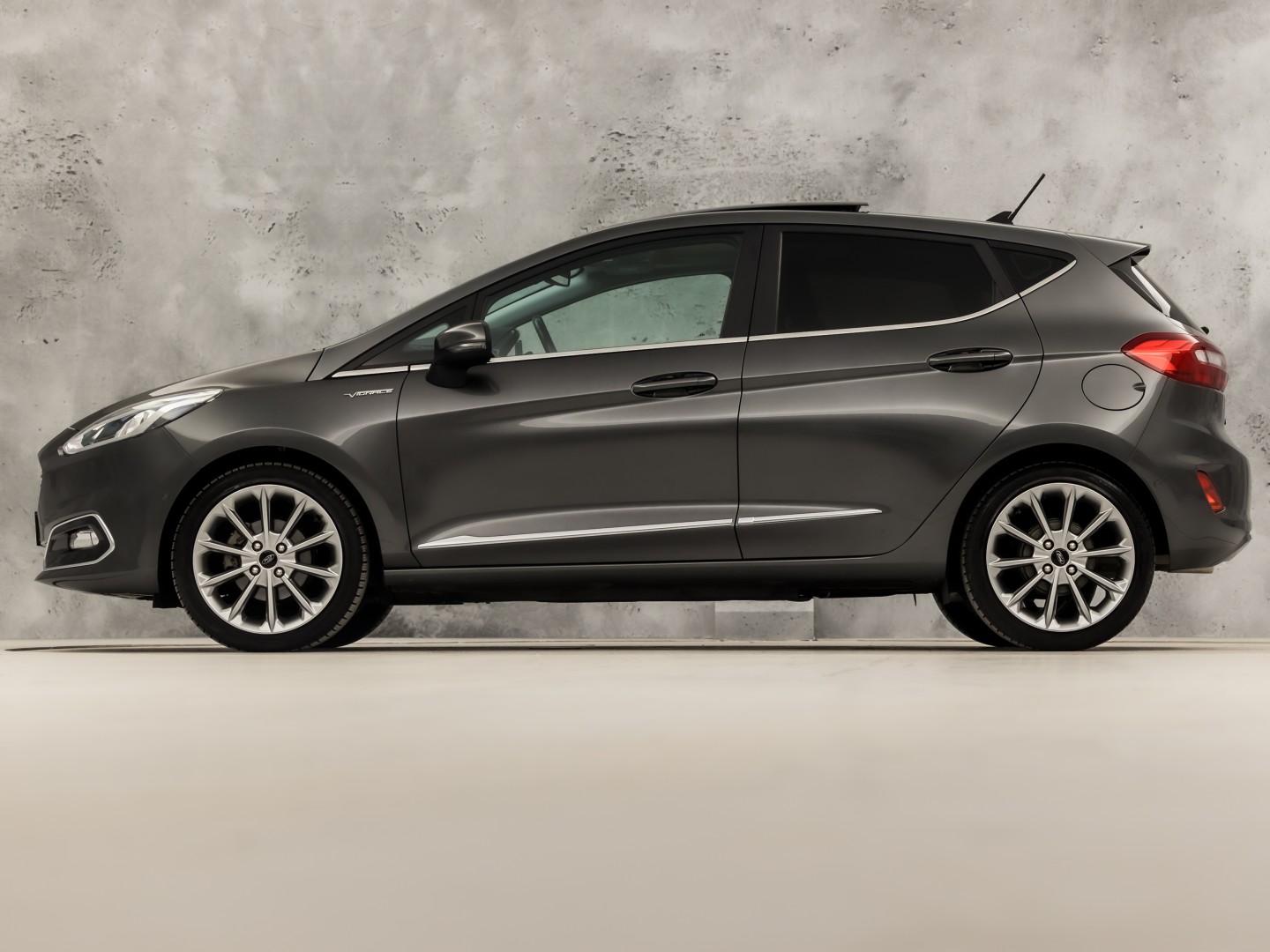 Ford Fiesta 1.0 EcoBoost Vignale (PANORAMADAK, APPLE CARPLAY, CAMERA, LEDER, STOELVERWARMING, SPORTSTOELEN, GETINT GLAS, KEYLESS, NIEUWSTAAT)