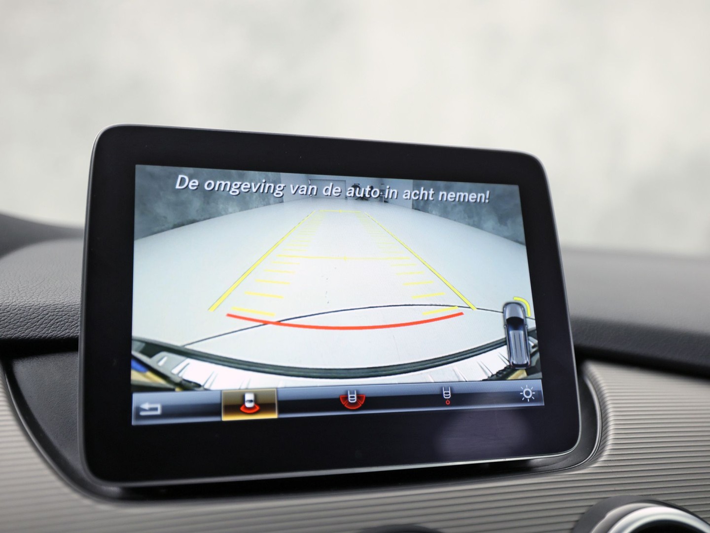 Mercedes-Benz B-klasse 180 Sport Automaat (GROOT NAVI, CAMERA, STOELVERWARMING, ZWART HEMEL, SPORTSTOELEN, CRUISE, KEYLESS START, NIEUWSTAAT)