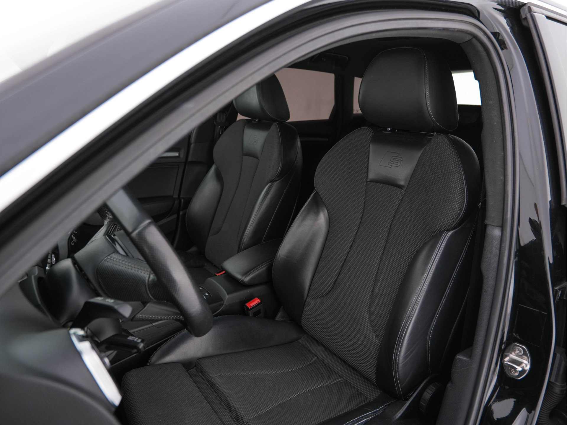 Audi A3 Sportback 1.5 TFSI CoD S-Line-Sportpack Edition Aut. *FULL-LED | LEATHER-FABRIC | NAVI-FULLMAP | SPORT-SEATS | AUDI-SOUND | ECC | PDC | PRIVACY-GLASS | CRUISE | 18''ALU*