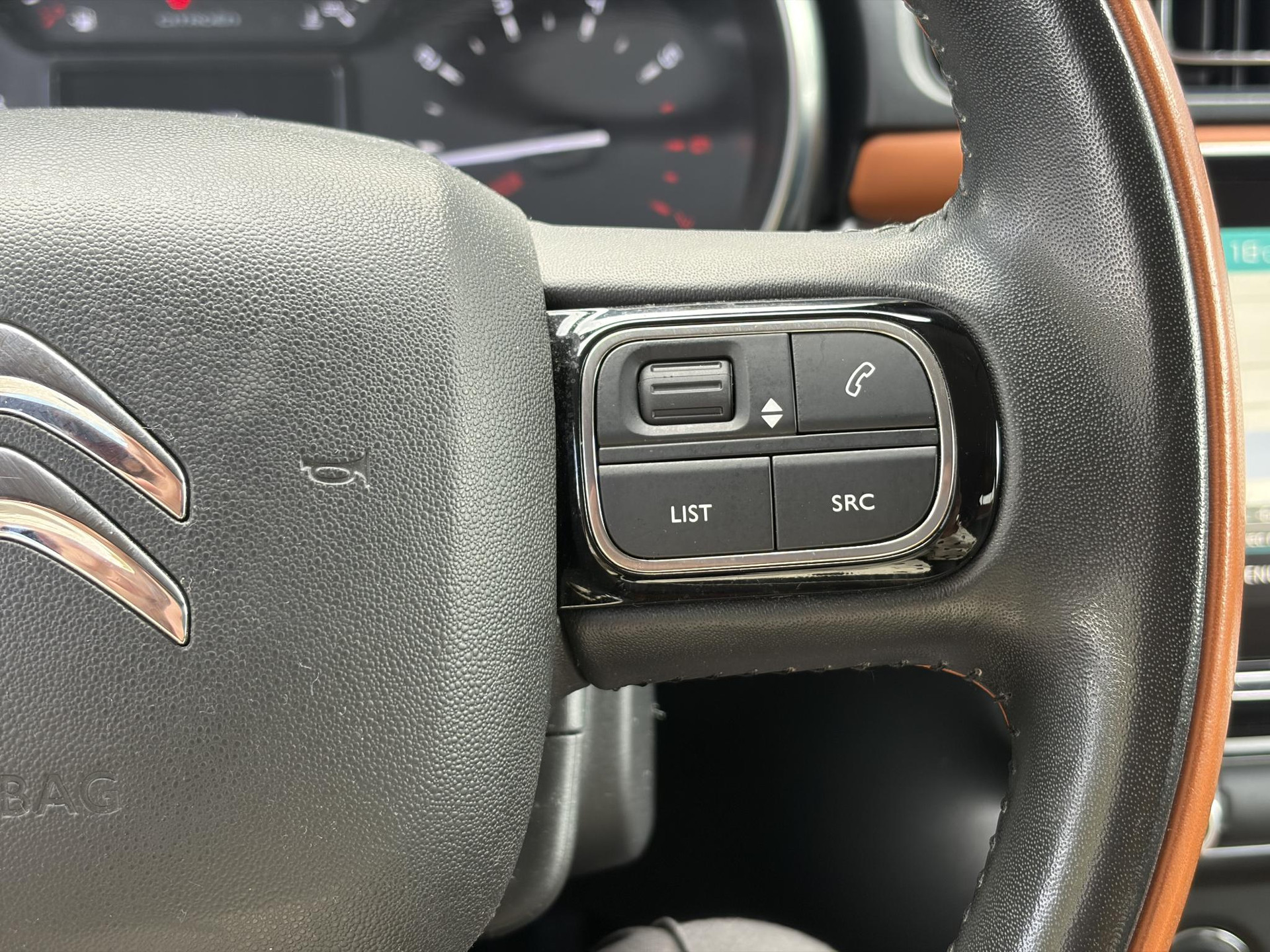 Citroen C3 1.2 PureTech Shine ✓Dealer Onderhouden✓2e Eigenaar✓Carplay✓Camera✓Navi✓Clima✓Cruise✓Pdc V+A✓Keyless✓Halfleder✓Trekhaak✓Rijstrooksensor✓Dodehoeksensor✓17'' Lm velgen✓N.A.P✓Nieuwe Apk bij Aflevering