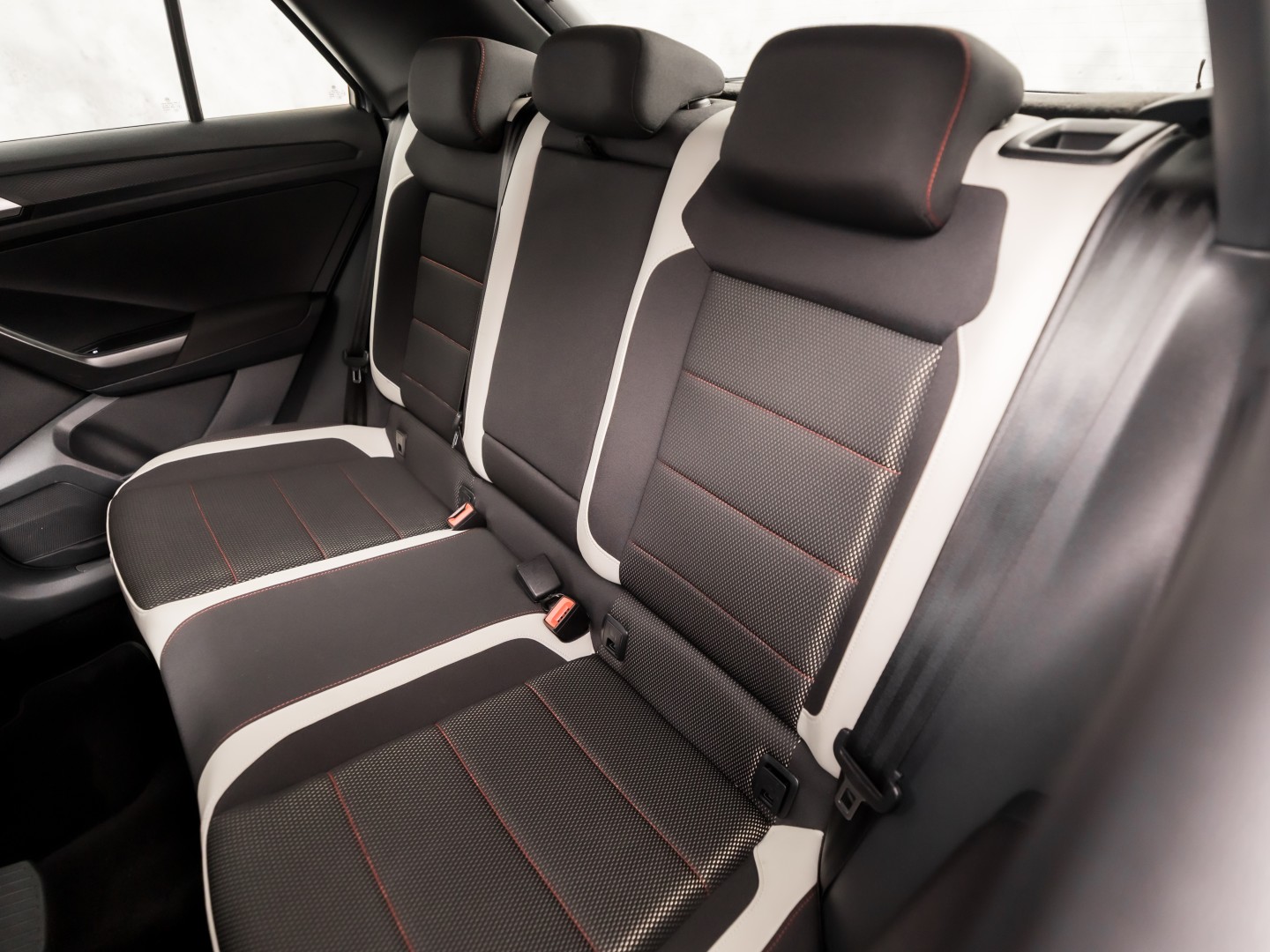 Volkswagen T-Roc 1.5 TSI Sport 150Pk (APPLE CARPLAY, GROOT NAVI, CLIMATE, STOELVERWARMING, ZWART HEMEL, LED KOPLAMPEN, SPORTSTOELEN, GETINT GLAS, ELEK ACHTERKLEP, ADAPTIVE CRUISE, NIEUWSTAAT)