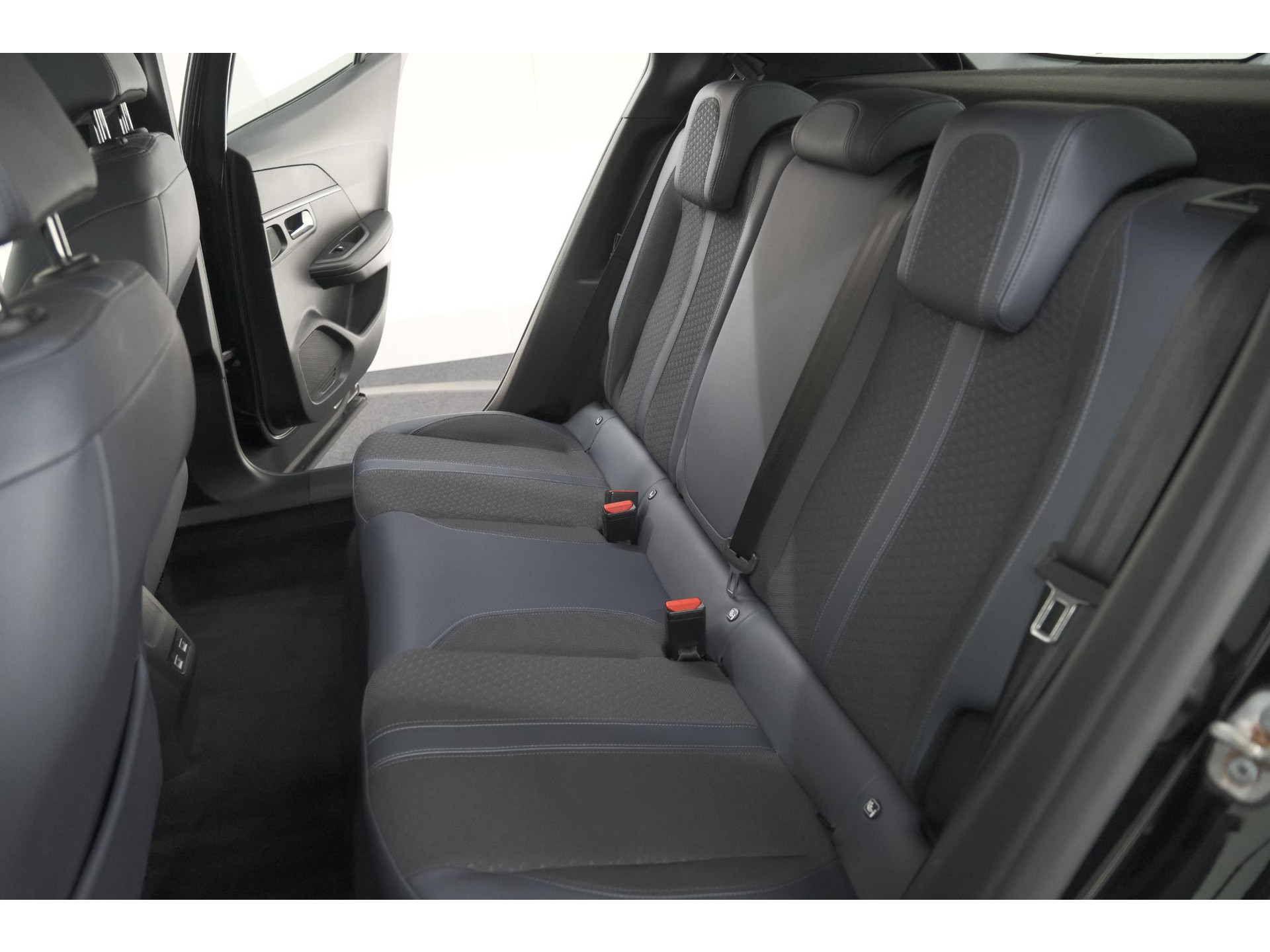 Peugeot 2008 PureTech 130 Blue Lease Allure | Camera | Apple Carplay | Parkeersensoren | Climate Control