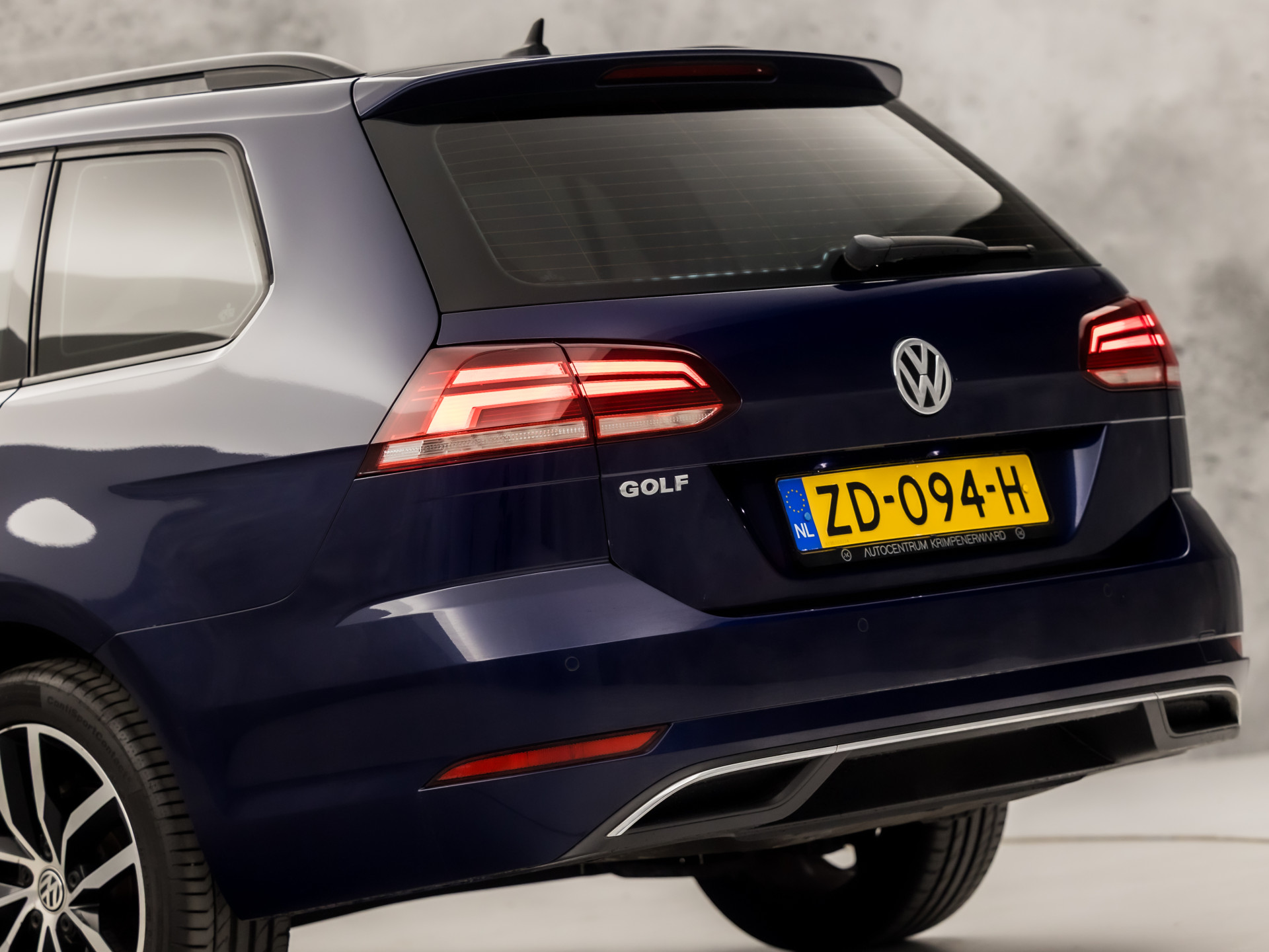 Volkswagen Golf Variant 1.0 TSI Sportline 116Pk Automaat (GROOT NAVI, APPLE CARPLAY, CLIMATE, ADAPTIVE CRUISE, PARKEERSENSOREN, LM VELGEN, NIEUWE APK, NIEUWSTAAT)