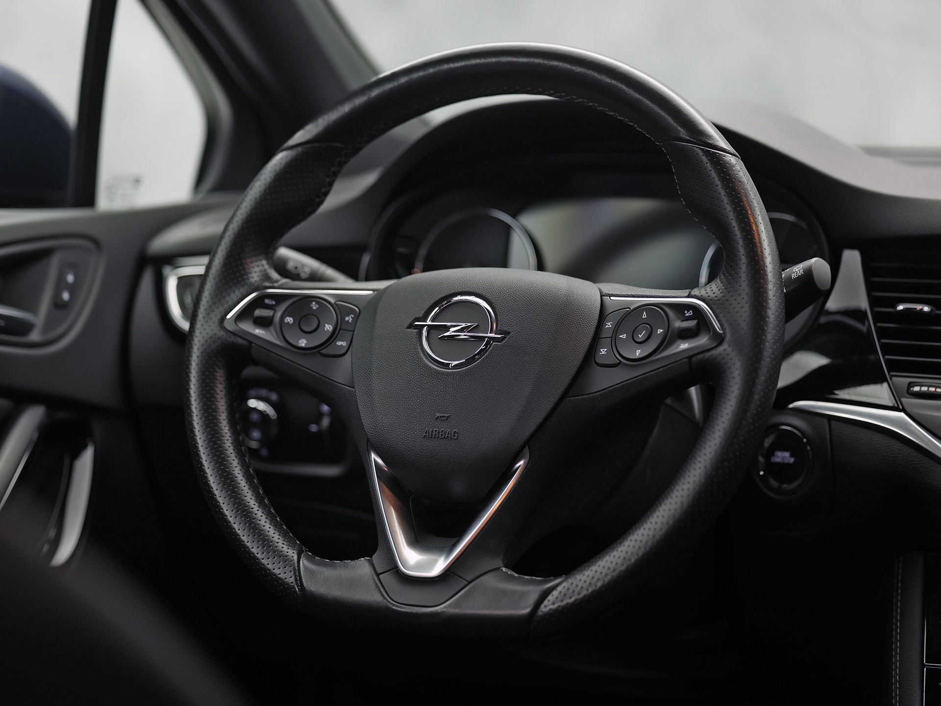 Opel Astra Sports Tourer 1.2 Launch Sport (VIRTUAL COCKPIT, APPLE CARPLAY, GROOT NAVI, CAMERA, STUUR/STOELVERWARMING, SPORTSTOELEN, GETINT GLAS, ADAPTIVE CRUISE, ZWART HEMEL, NIEUWSTAAT)
