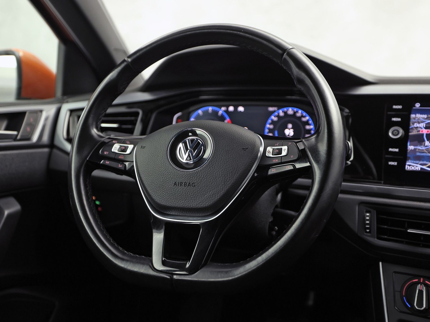 Volkswagen Polo 1.0 TSI Sport Automaat (VIRTUAL COCKPIT, ZWART HEMEL, GROOT NAVI, TREKHAAK, LEDER, SPORTSTOELEN, GETINT GLAS, LM VELGEN, ADAPTIVE CRUISE, NIEUWSTAAT)