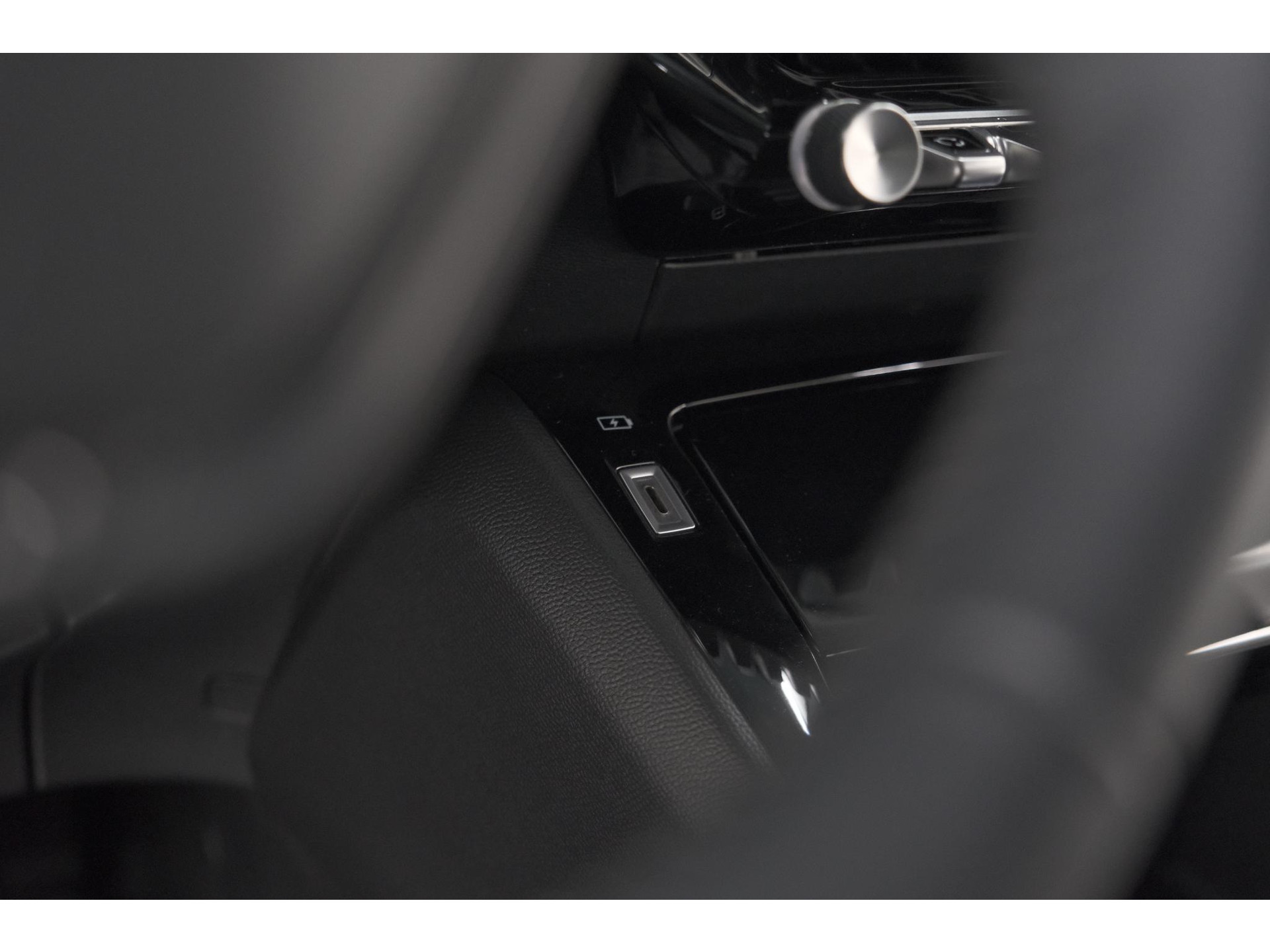 Peugeot 2008 PureTech 130 EAT8 Allure Pack | Trekhaak | Camera | Navigatie | Parkeersensoren